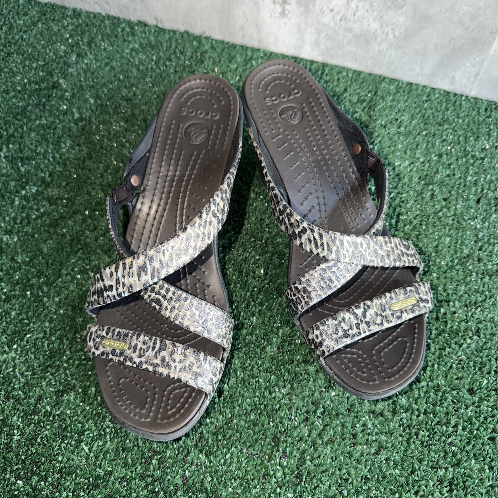 Crocs Women’s Leopard Print Strappy Heeled Sandals Size 8W Black & Grey /khaki