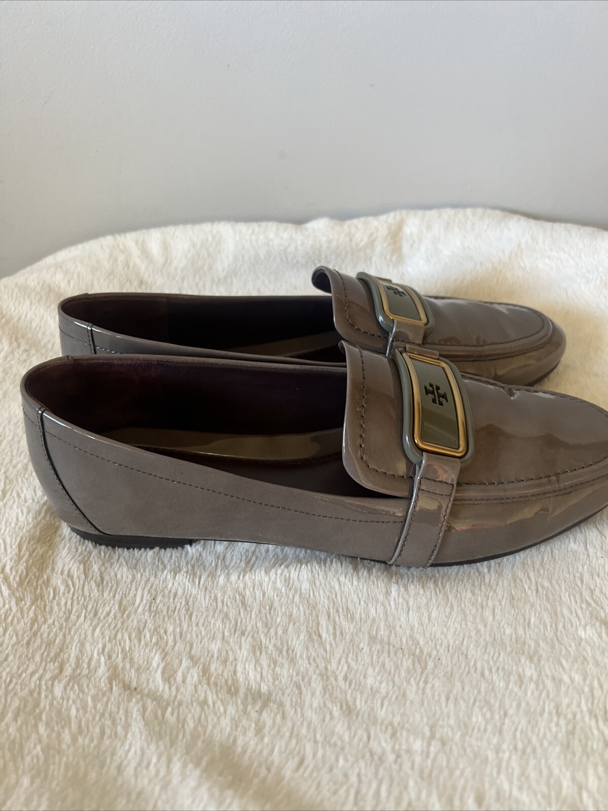 Tory Burch Georgia Patent Leather Loafers Size 7 1/2 Grigio Spongy w/ Gold Logo
