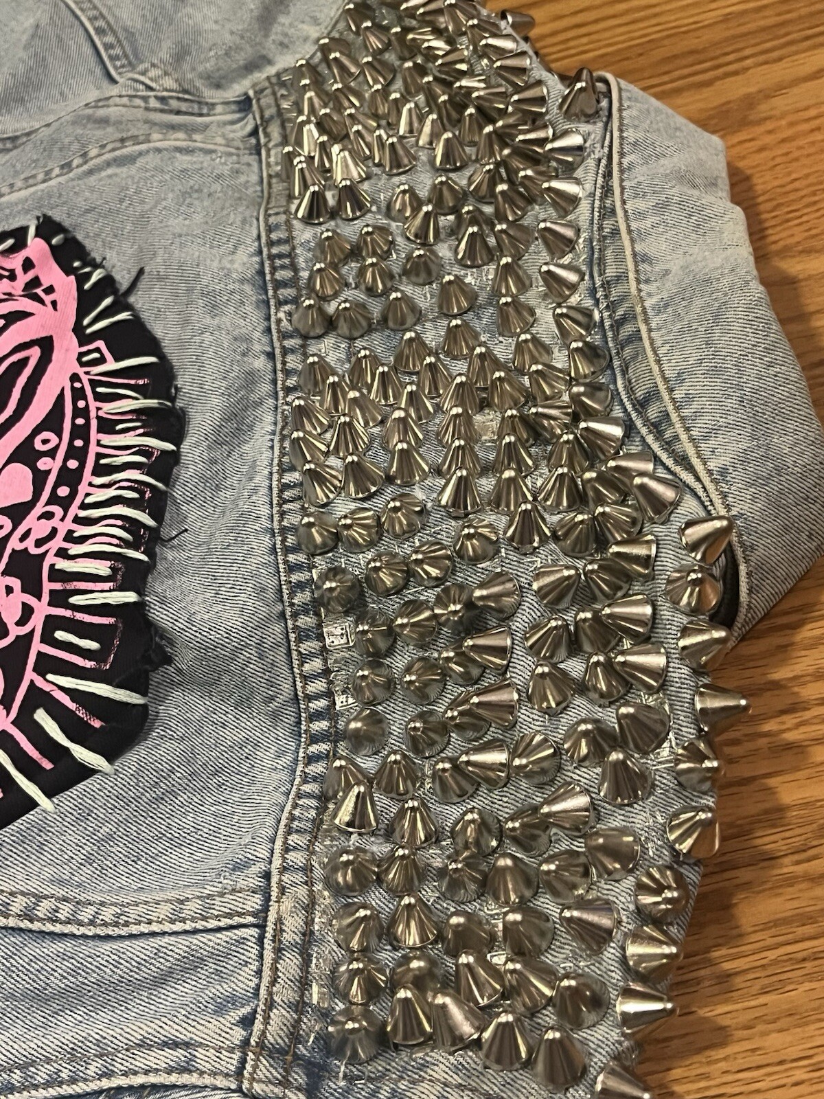 vintage LEVI’S Studded SPIKES Custom Jean Jacket SZ SMALL PATCHES PEACE SIGN 🙂