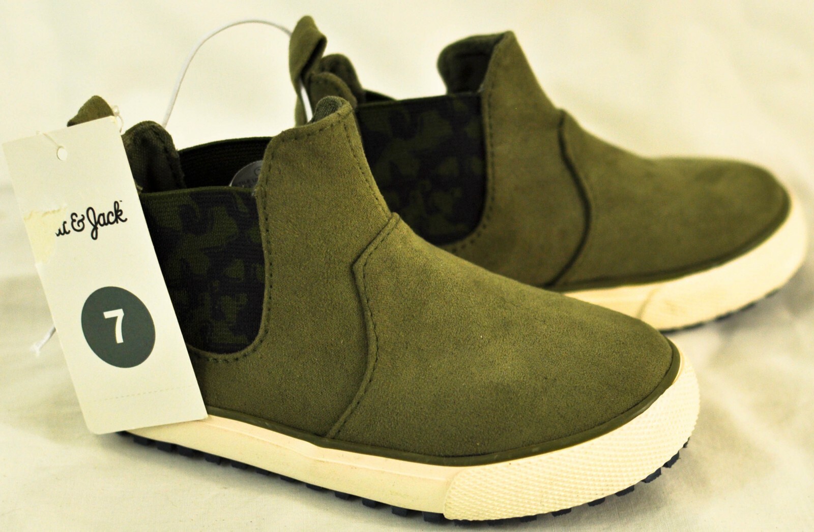 boy’s Cat & JAck olive green anton boots size 7 MSRP $23 rubber non skid soles