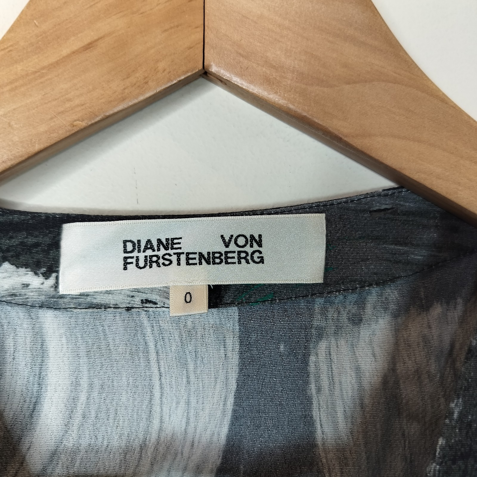 Diane von Furstenberg Dress Size 0 Brush Stroke Pattern Button Up Long Sleeve