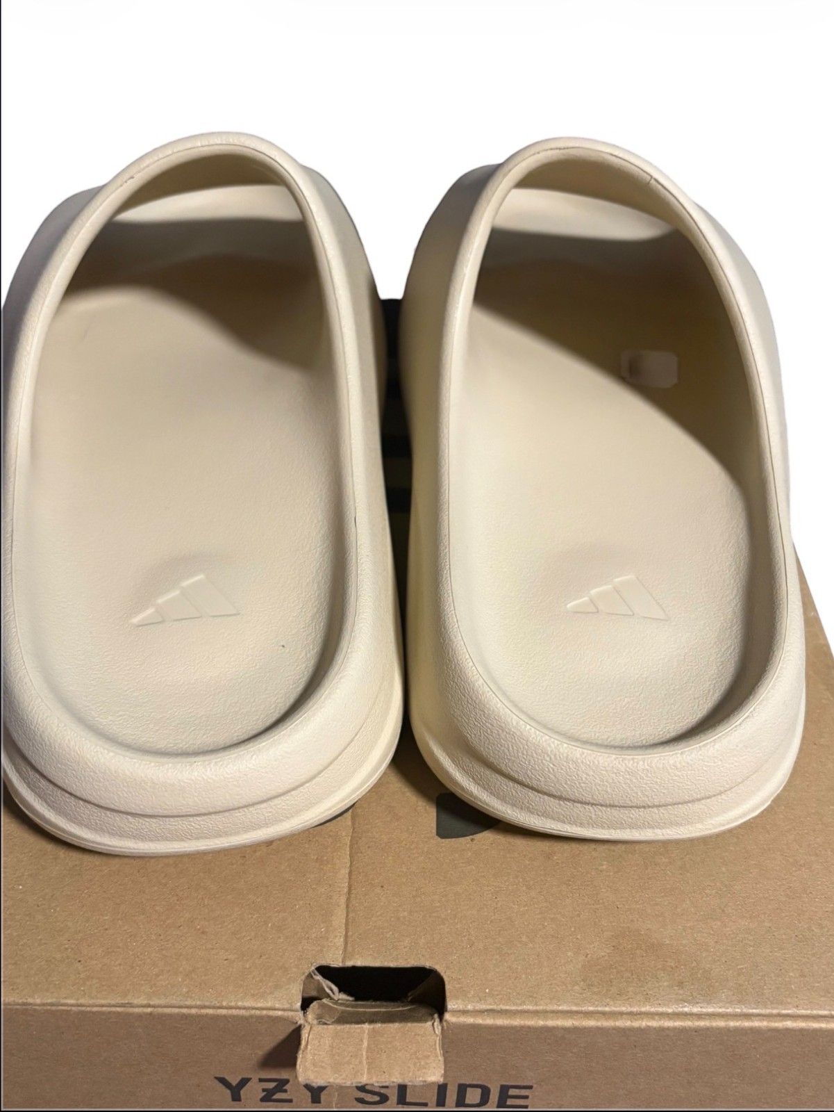 Authentic Adidas Yeezy Slide Bone Sz 11 FZ5897 – Confirmed App Clean Condition