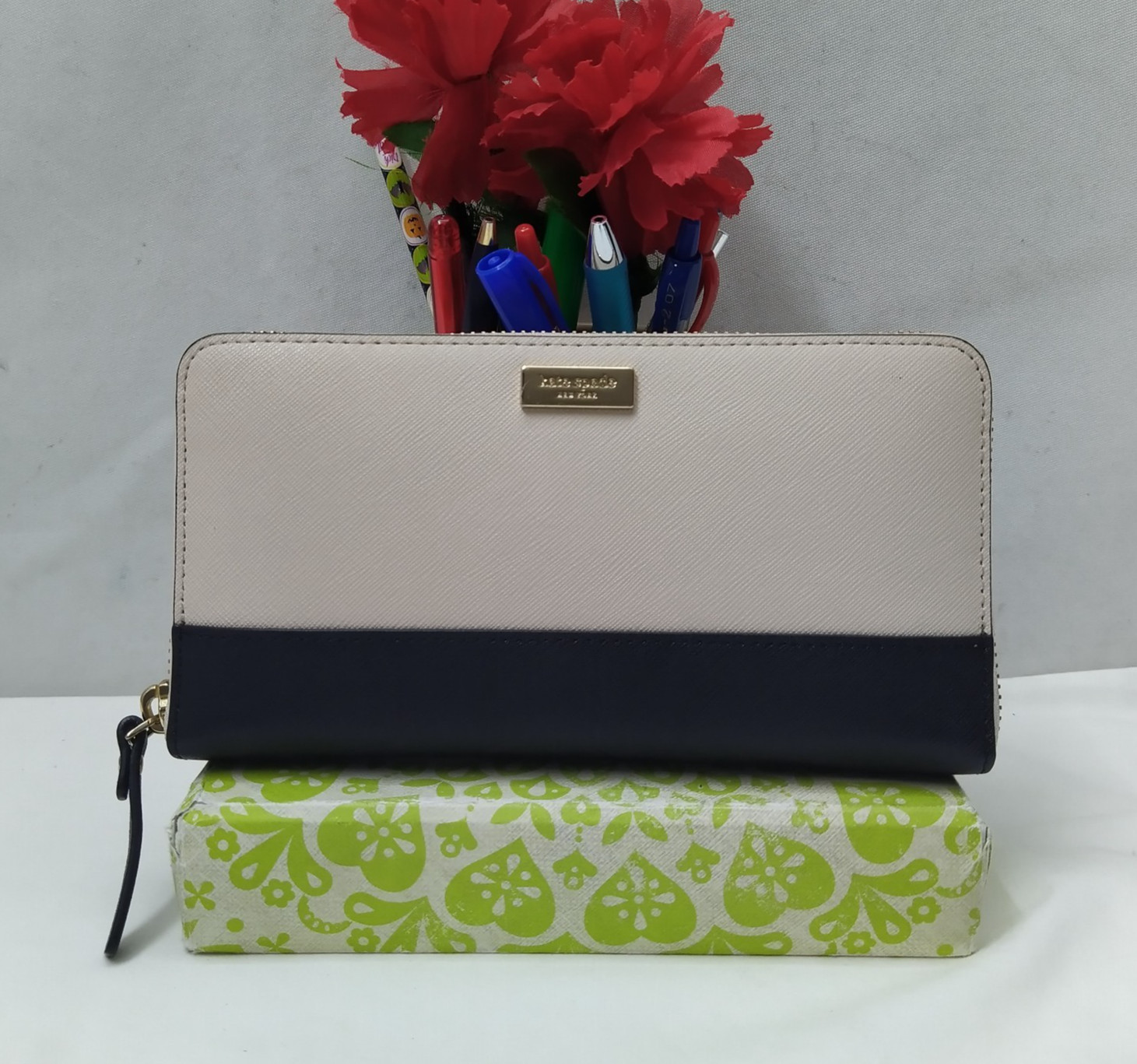 Kate Spade New York Black White Leather Zip Around Credit Card Wallet Wallet