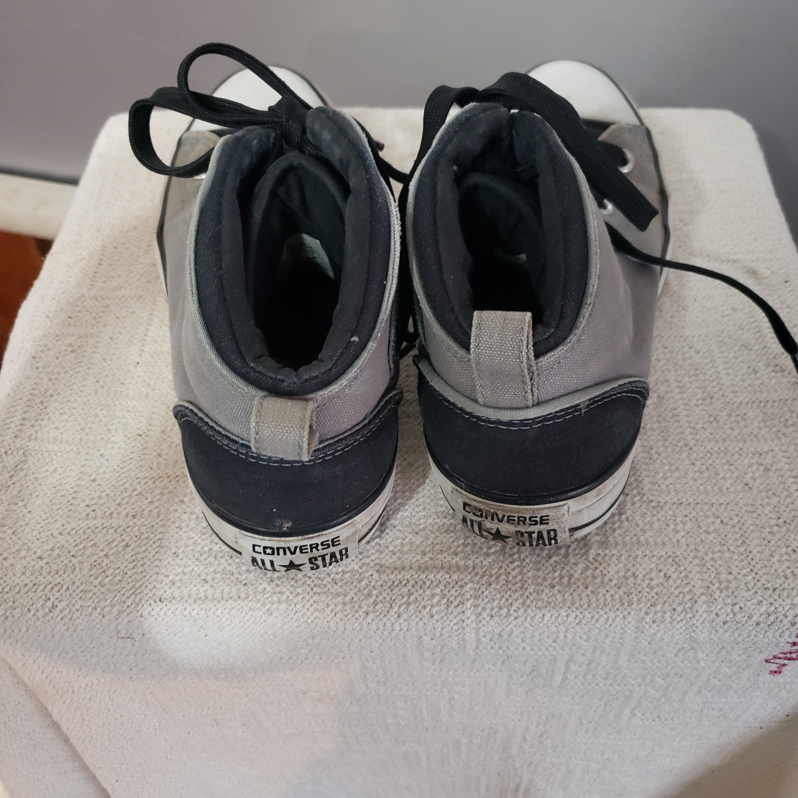 UNISEX CONVERSE ALLSTAR GRAY, BLACK, WHITE ALL STAR. WMS 8, MENS 6