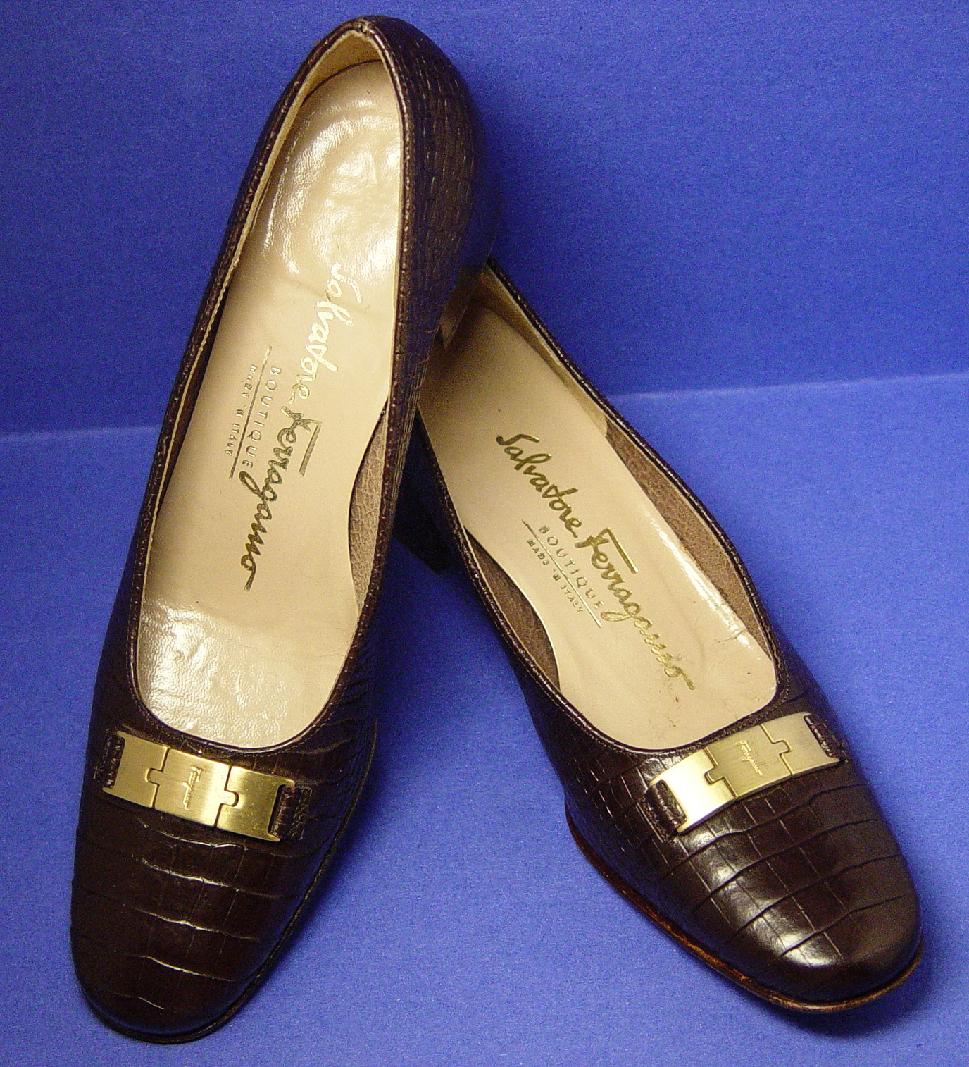 SALVATORE FERRAGAMO BOUTIQUE MADE IN ITALY 5.5 AA CROC EMBOSS 1.5″ HEELS PUMPS