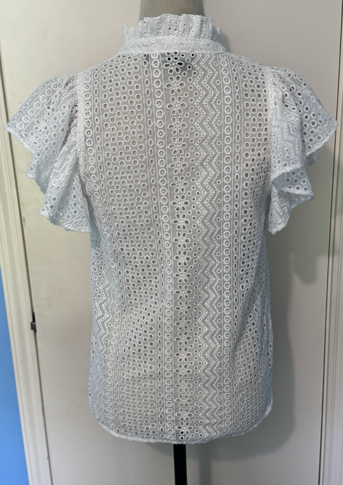 BCBGMAXAZRIA White Lace High Neck Tie Ruffle Flutter Short Sleeve Blouse XS
