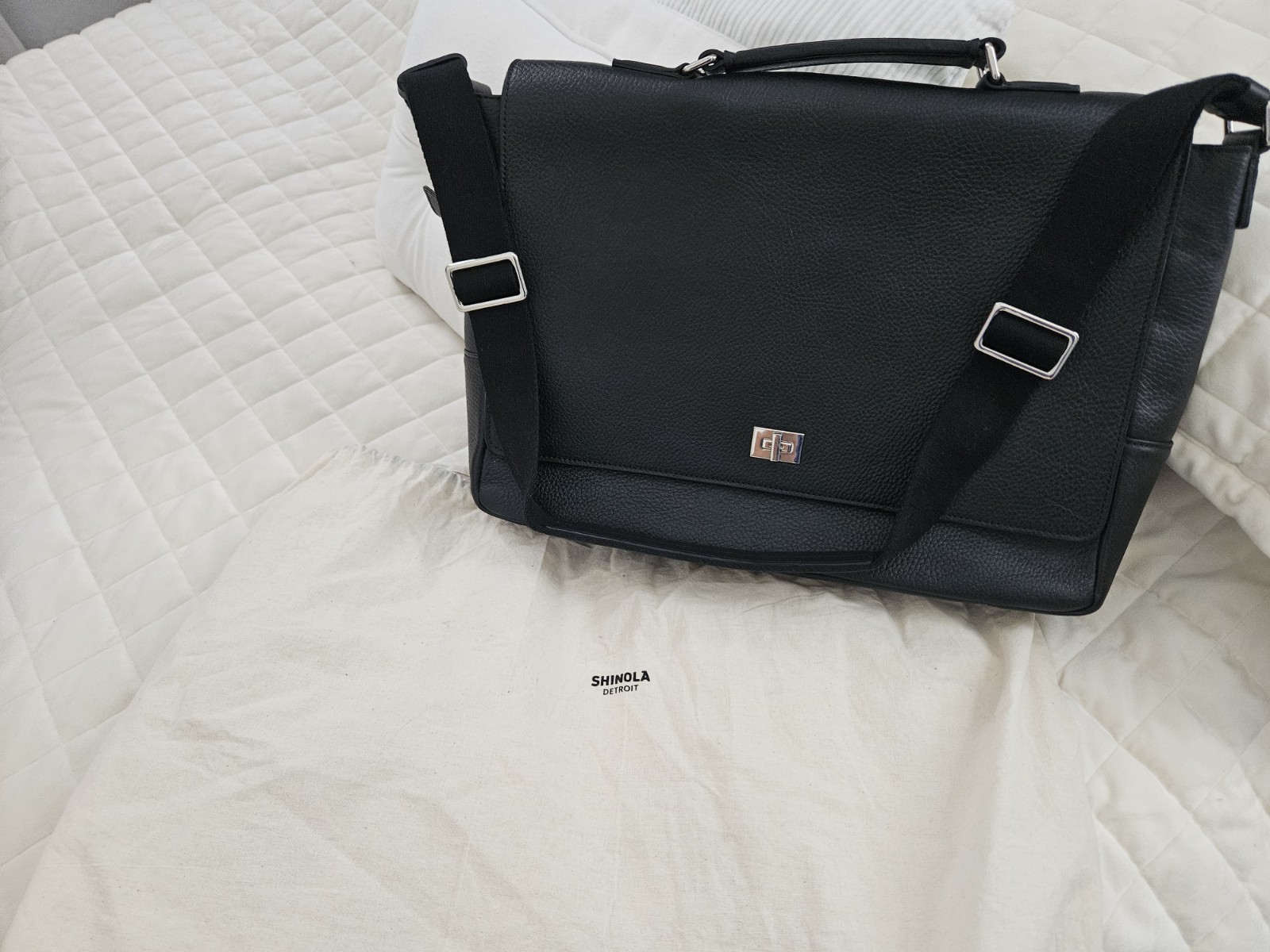 Shinola Black Large Men’s Messenger Bag Push Lock, Adjustable Strap Pockets