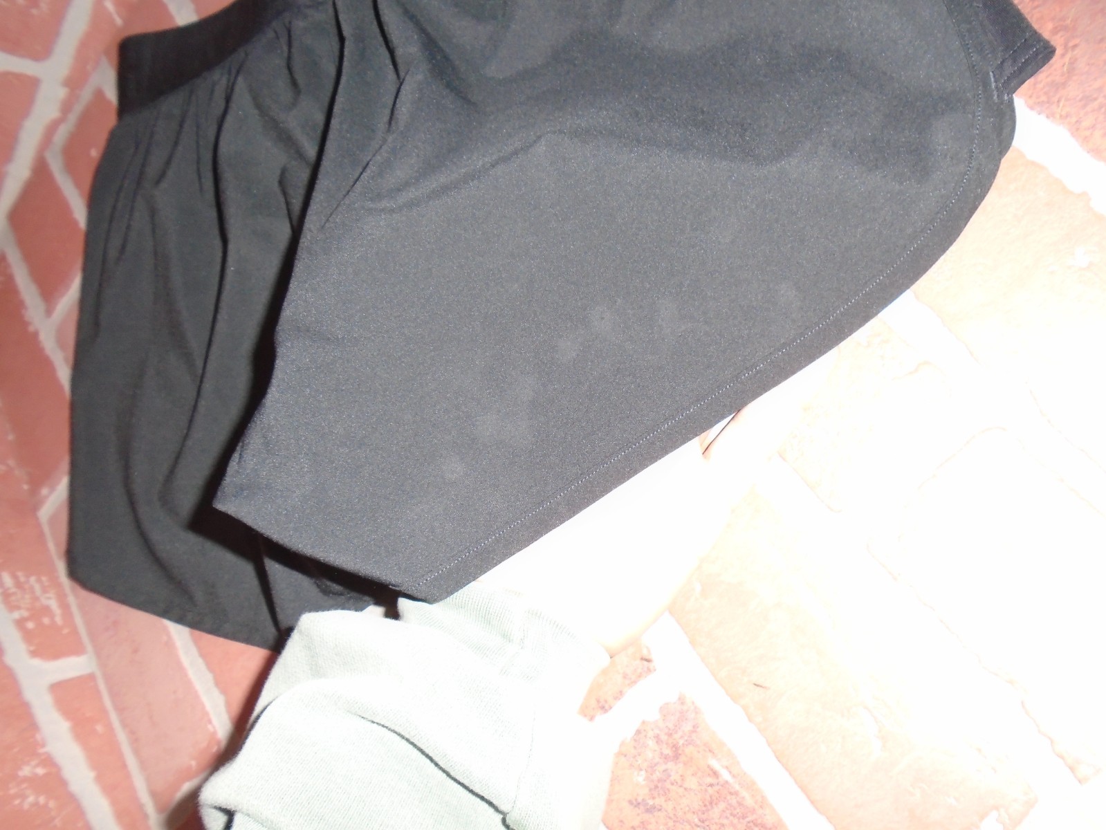 GYMSHARK WOMANS ATHLETIC SHORTS SIZE MEDIUM==SEE PICTURES FIRST