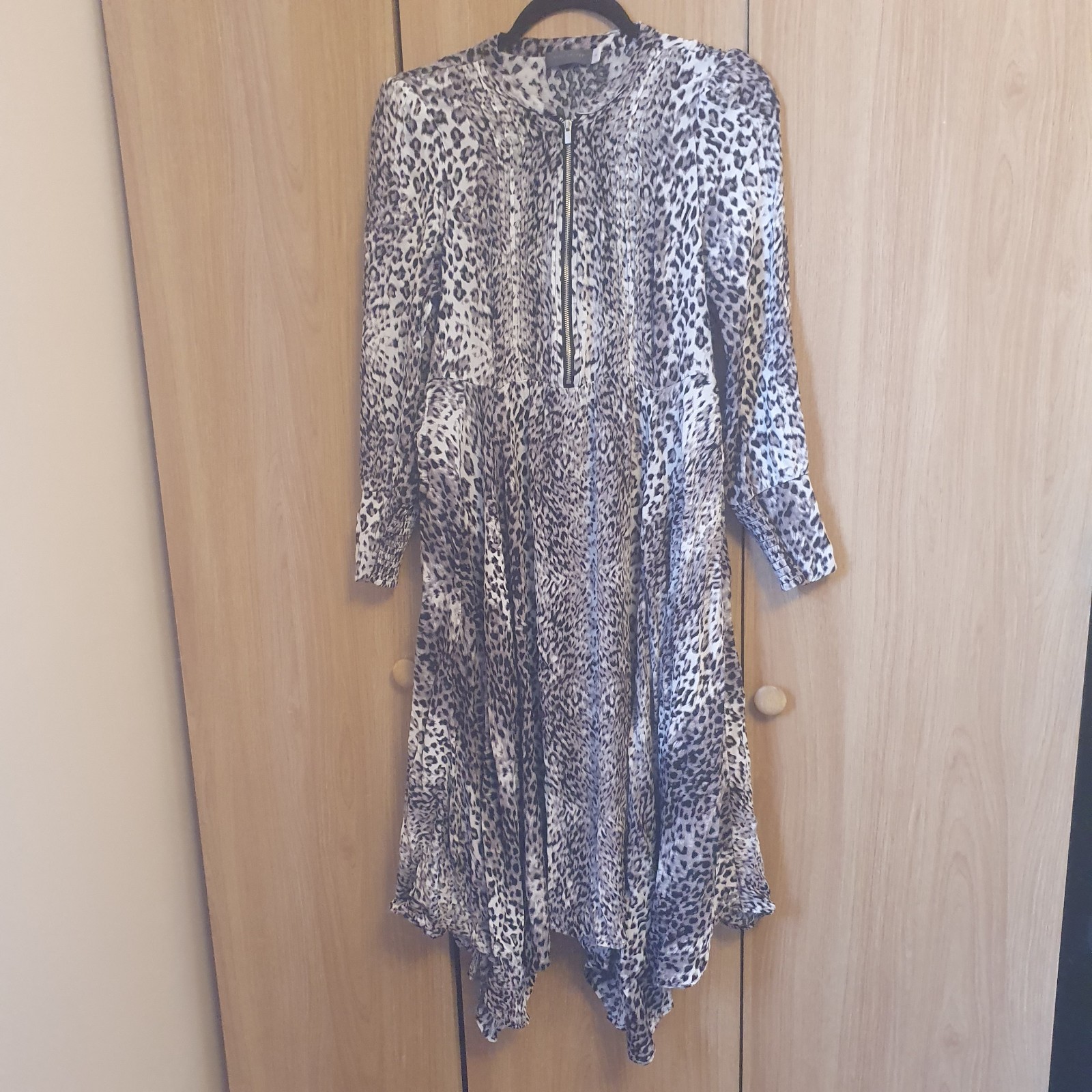 Mint Velvet Dress 100% Rayon Leopard Print Edgy Chic Size 14 Grey Black