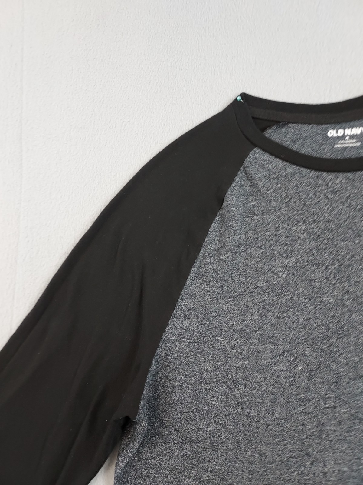 Old Navy Men Athletic Top M Black Gray Crew Neck Long Raglan Sleeve Logo Active