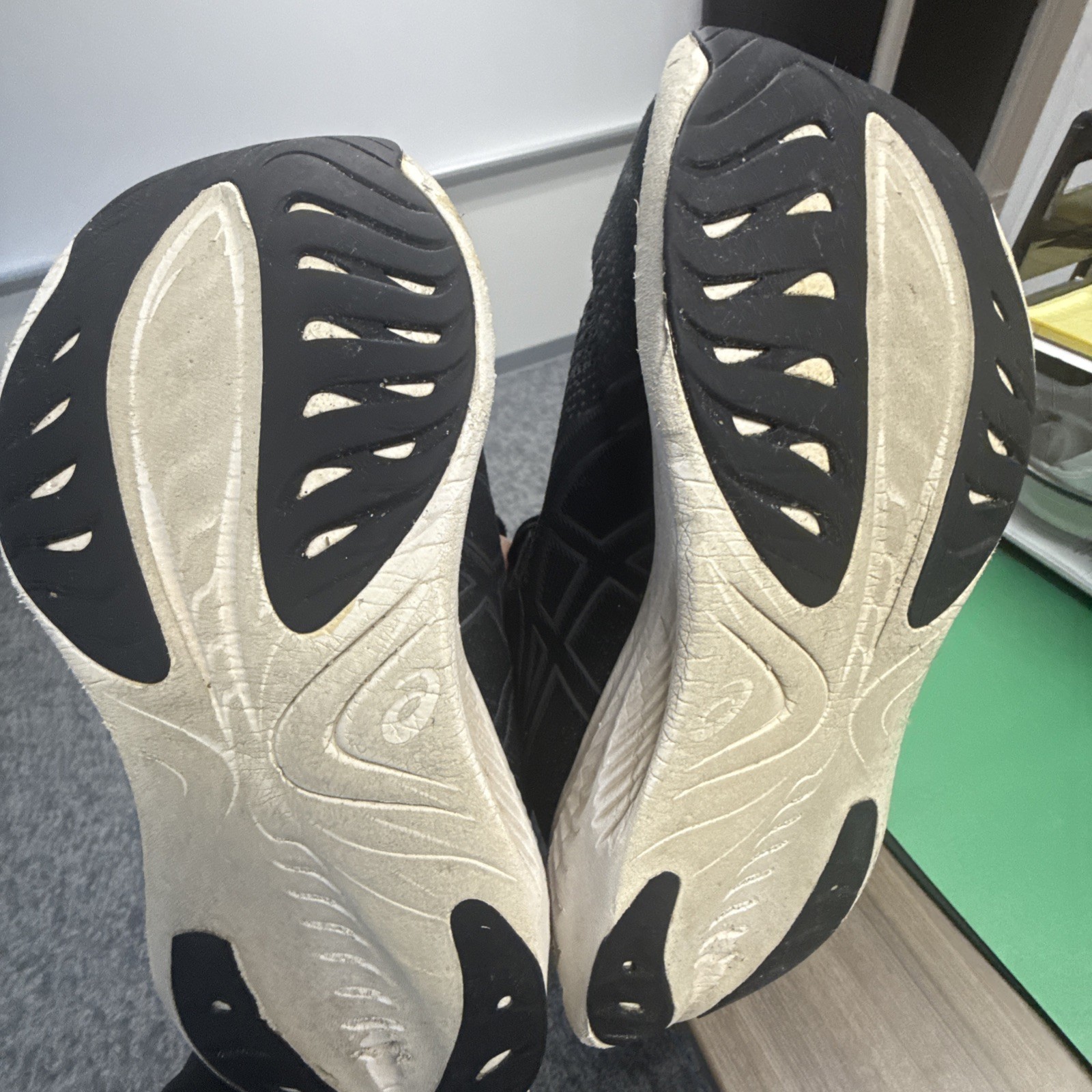 US 9 – x ASICS Gel Cumulus 16 TG Grey Black White
