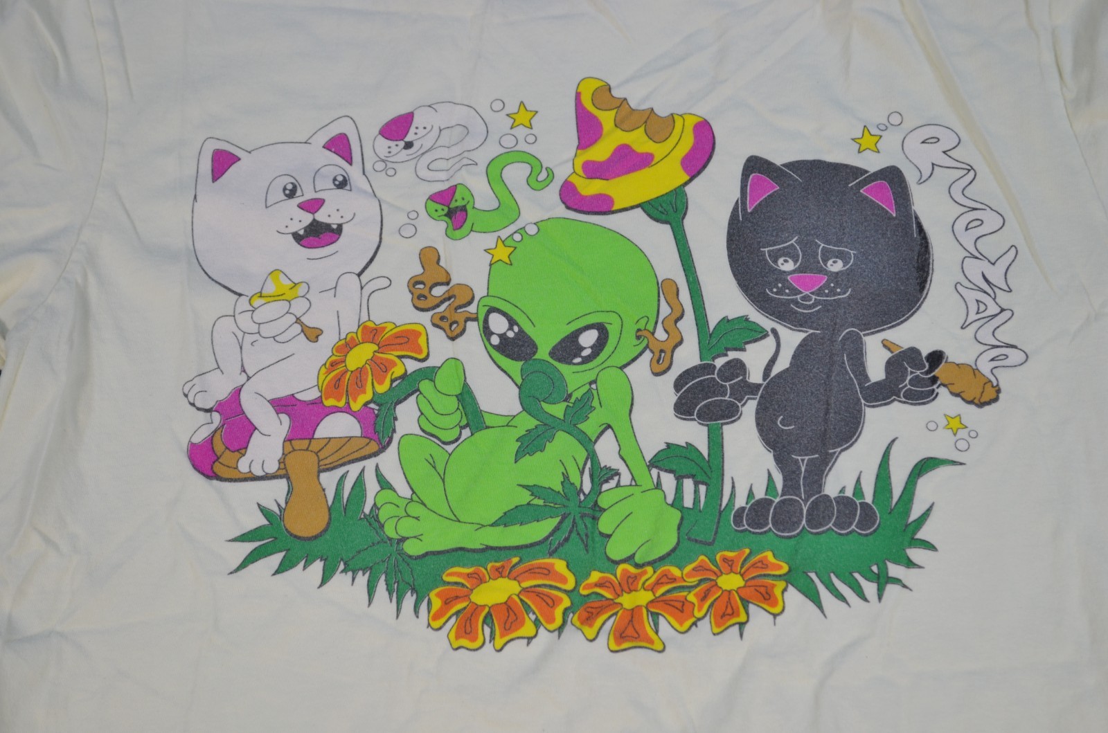 Rip N Dip Cats Alien Smoking Weed Streetwear Medium Skate Outdoors 420