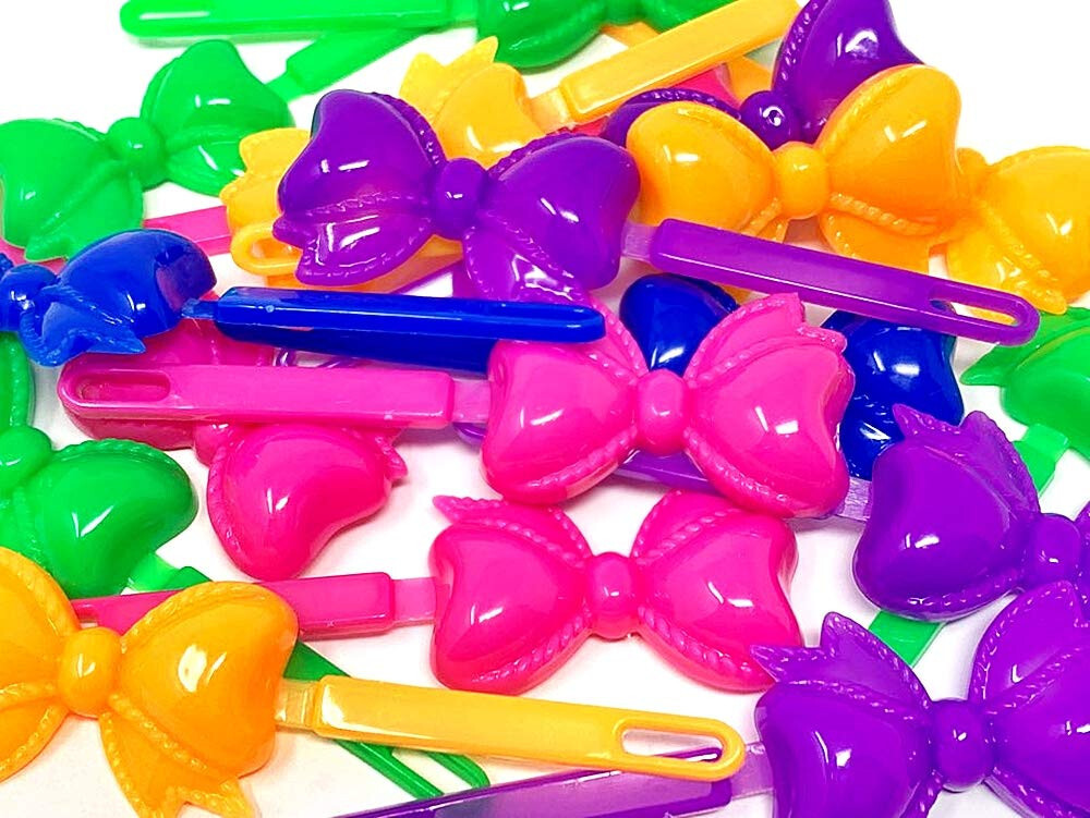 TARA GIRLS ASSORTED COLOR SELF HNGE BOW HAIR BARRETTES – 18 PCS. (08582)