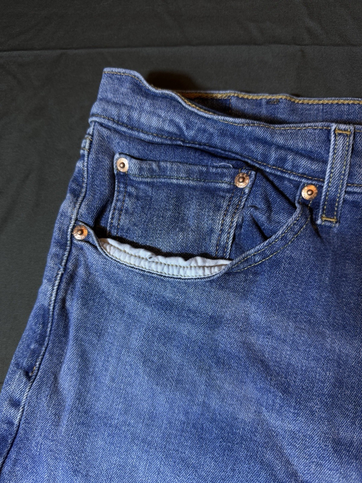 Levi’s Men’s Blue Medium Wash Denim Straight Leg Regular Fit Mid Rise Jeans