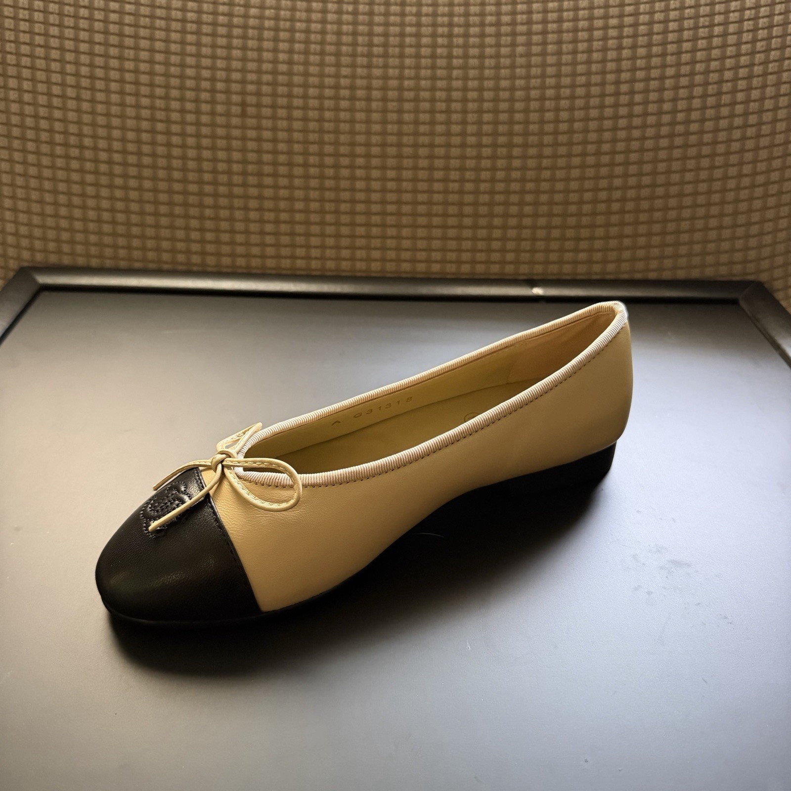 Casual Shoes Beige/Black Cap Toe Logo Bow Ballet Flats Leather Women’s 5.5