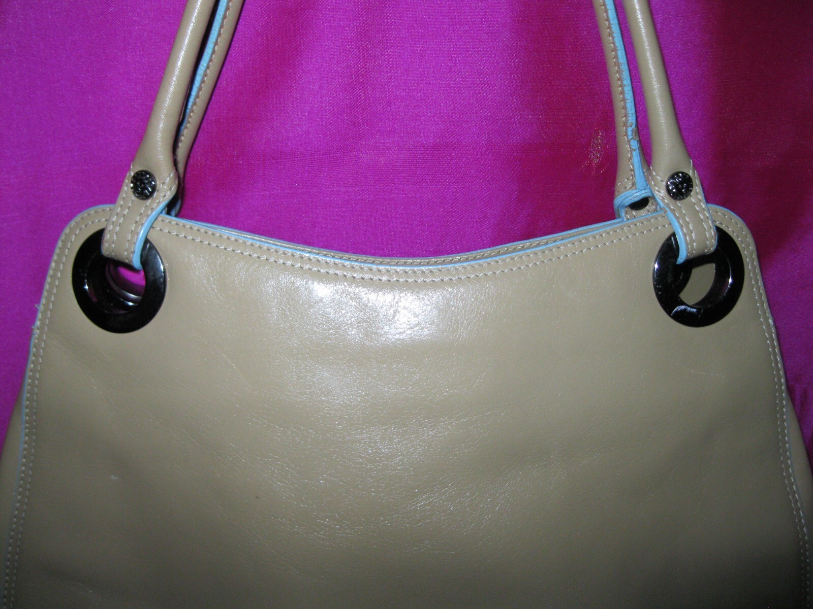 ANNE KLEIN TAN LEATHER HANDBAG, NEW, W/ 2 ZIPPERED POCKETS & LT. BLUE TRIM
