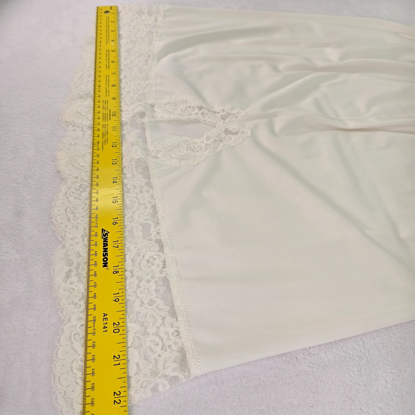 Vintage White Nylon Half Slip Wide Lace Trim Size M Kick Pleat 20.75″ Long