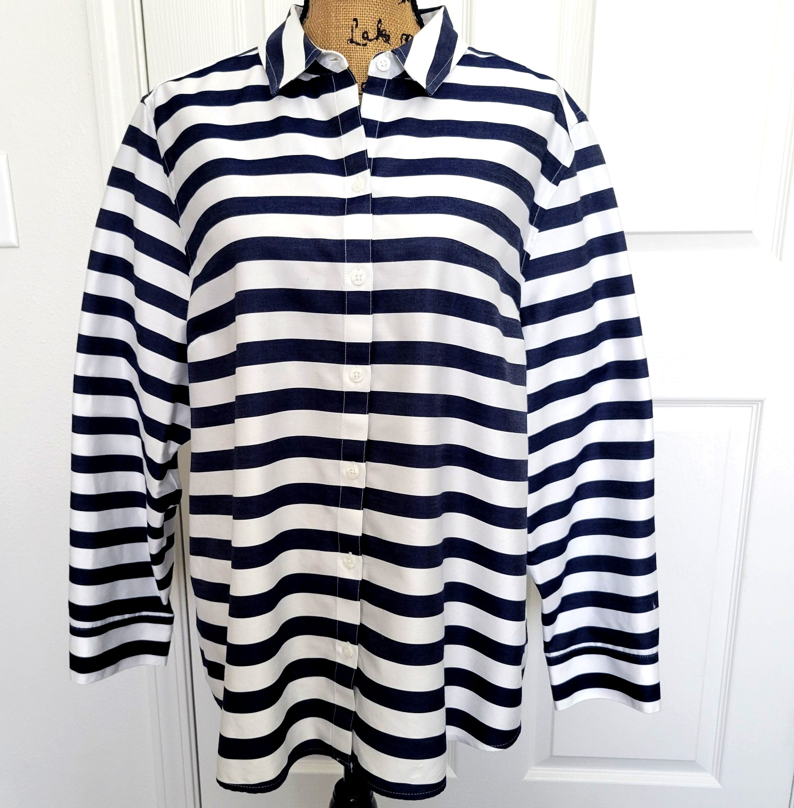 Chicos Shirt Womens 3.5 US XL 18 White Blue No Iron Stripe Pleated Stitch Back