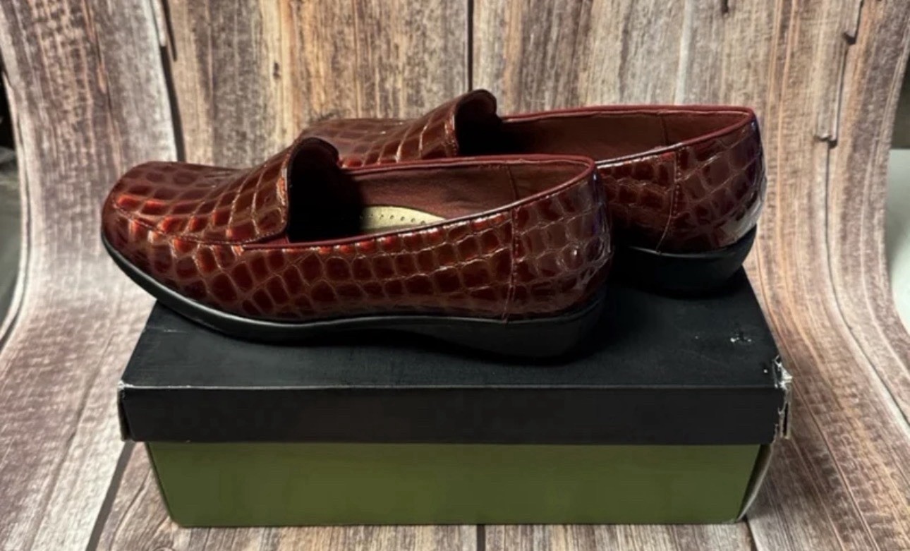 Worn Once Trotters Dk. Red Croc Loafers Size 6.5W Ite #PHK6966
