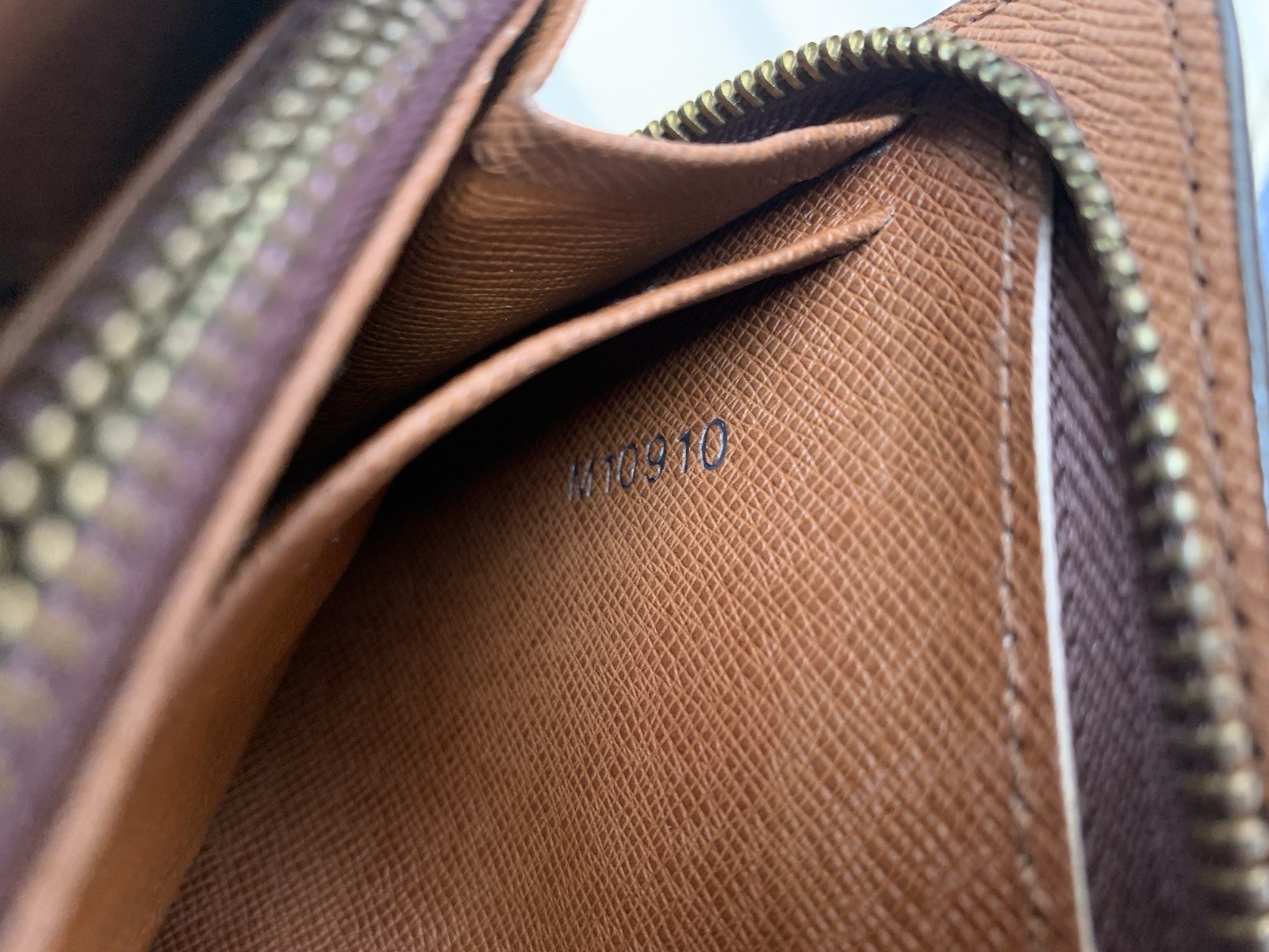 Large Louis Vuitton monogram zippy wallet 7.8”*4.3”
