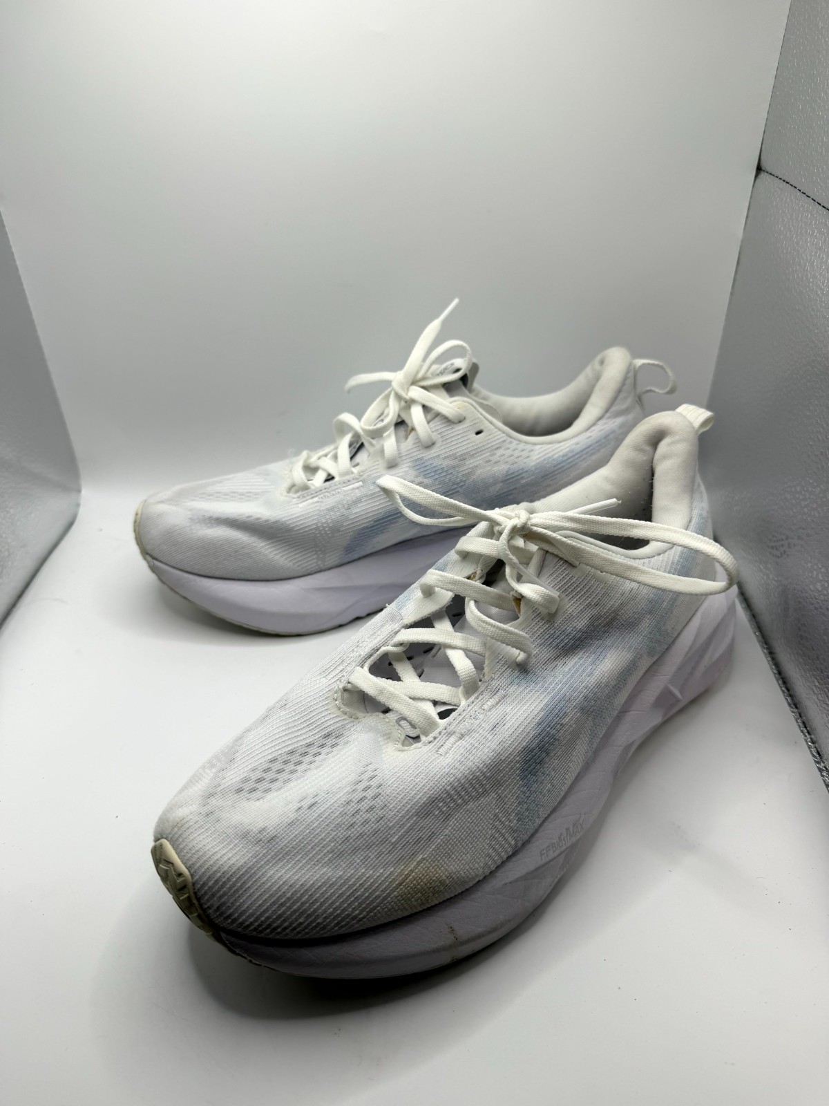 ASICS Novablast 5 1011B974 Mens 8.5 Sneaker White Mesh Low Top Running Shoes