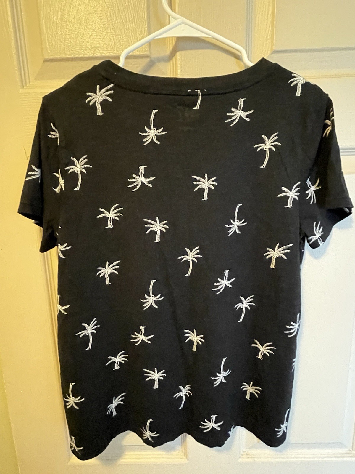 Maurices 24/7 Women’s Dawson Palm Tree V Neck Tee Sz L