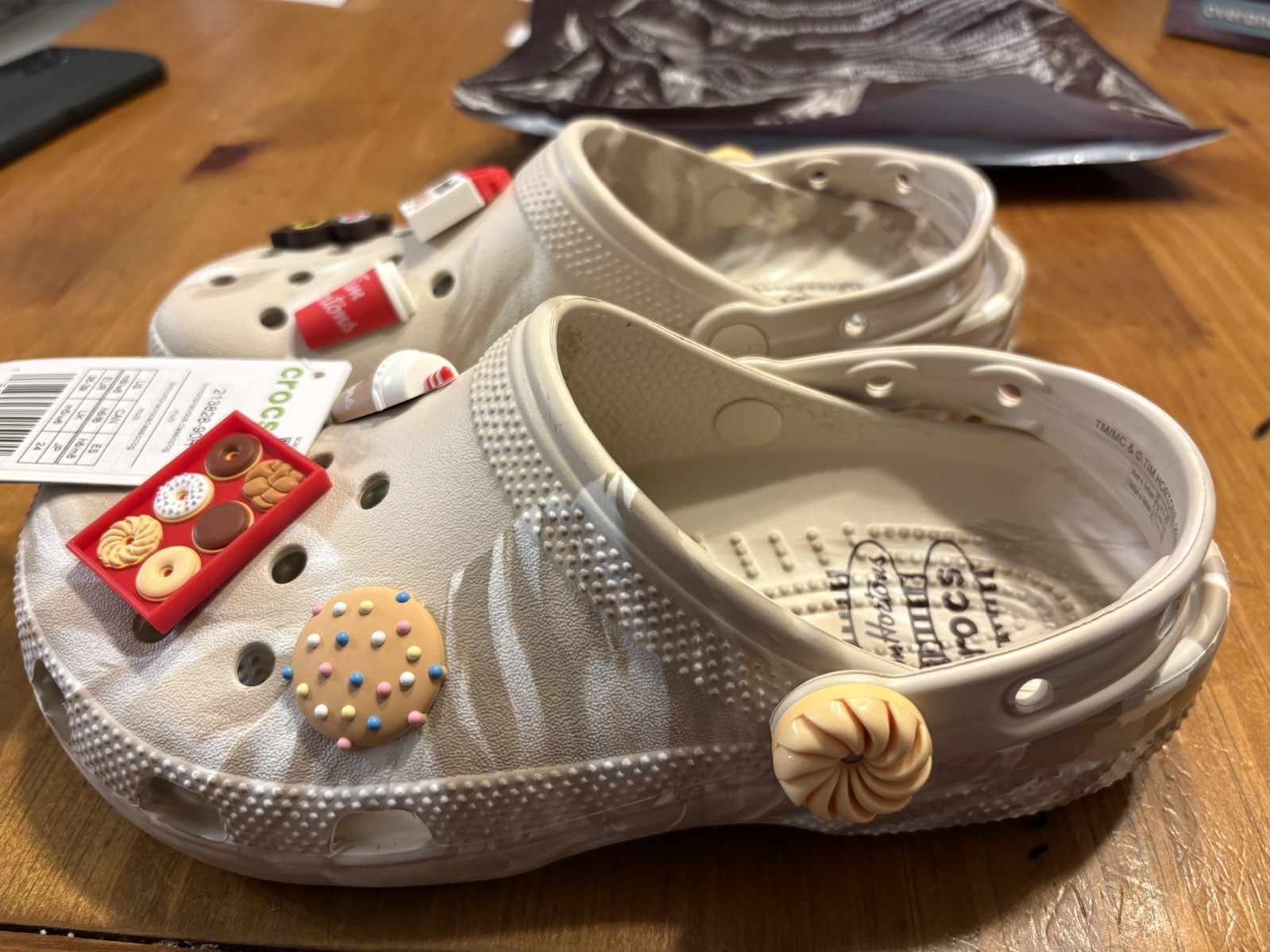 Size 8W 6M Tim Hortons Crocs Iced Capp Swirl Limited Edition 6 Charms SIZE 8W,6M