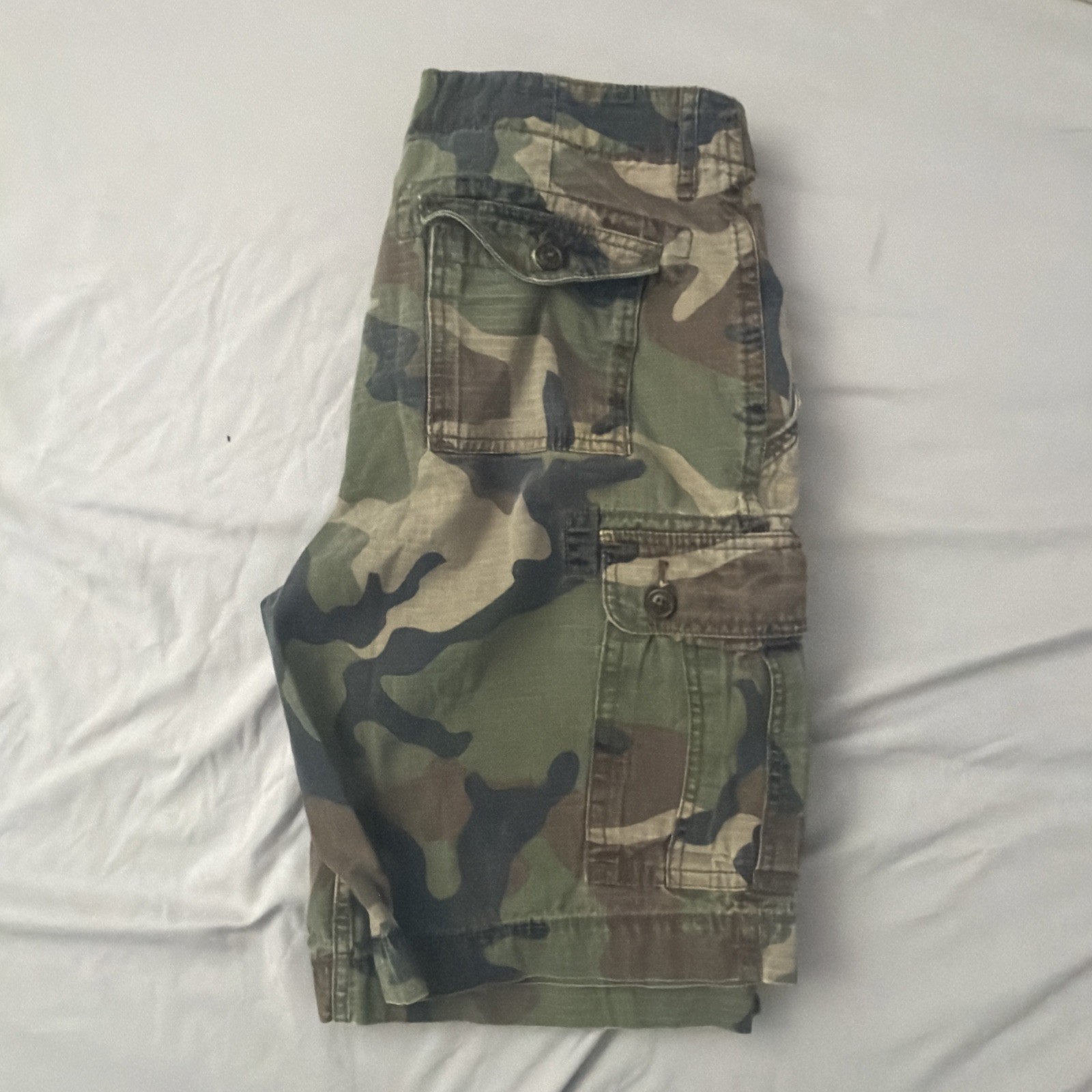 ARIZONA JEANS CO CAMO CARGO SHORTS ( MENS 36 ) PREOWNED