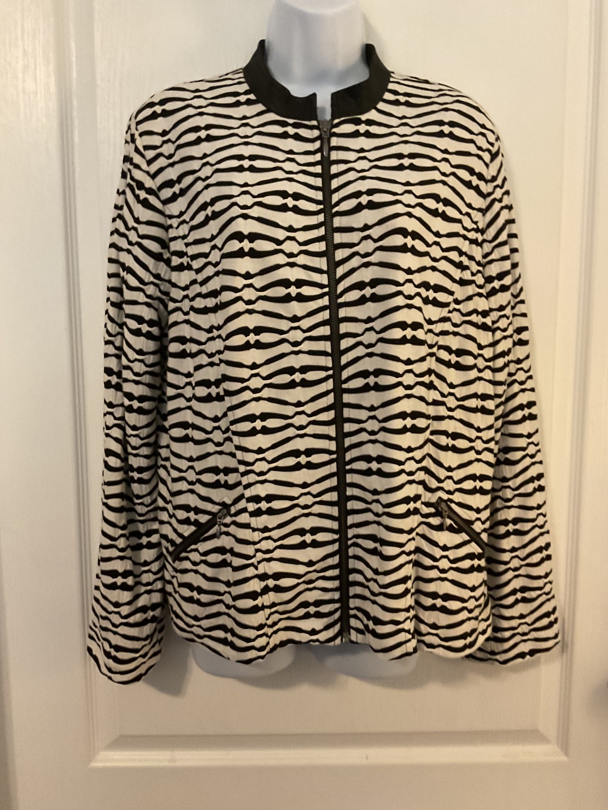 Chico’s Jacket Size 2/Lg Zip Front Black & White Print Pockets Lined -B10