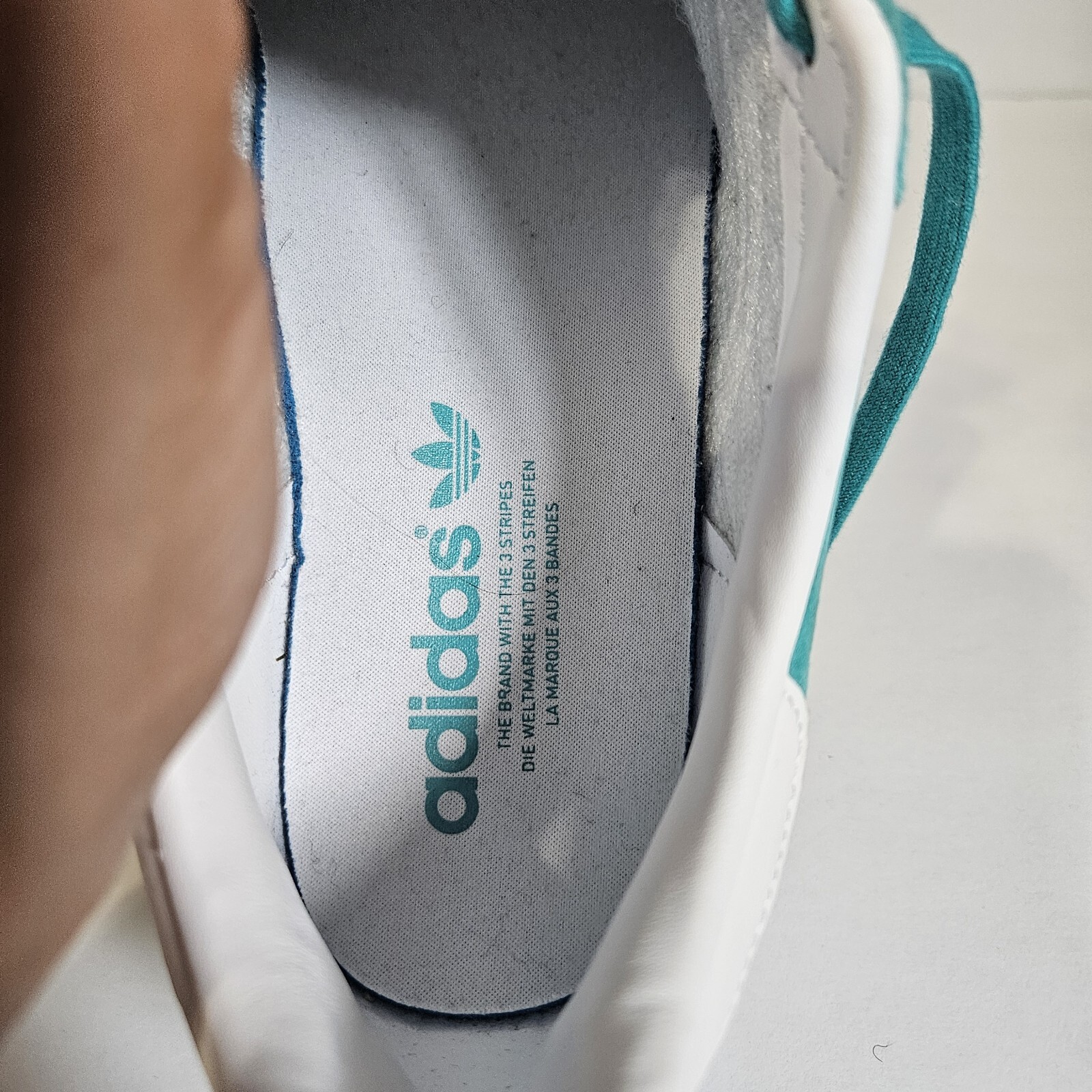 Adidas Gazelle Hi-Res Aqua and White Mens Size US 7 EU 40 EE5510