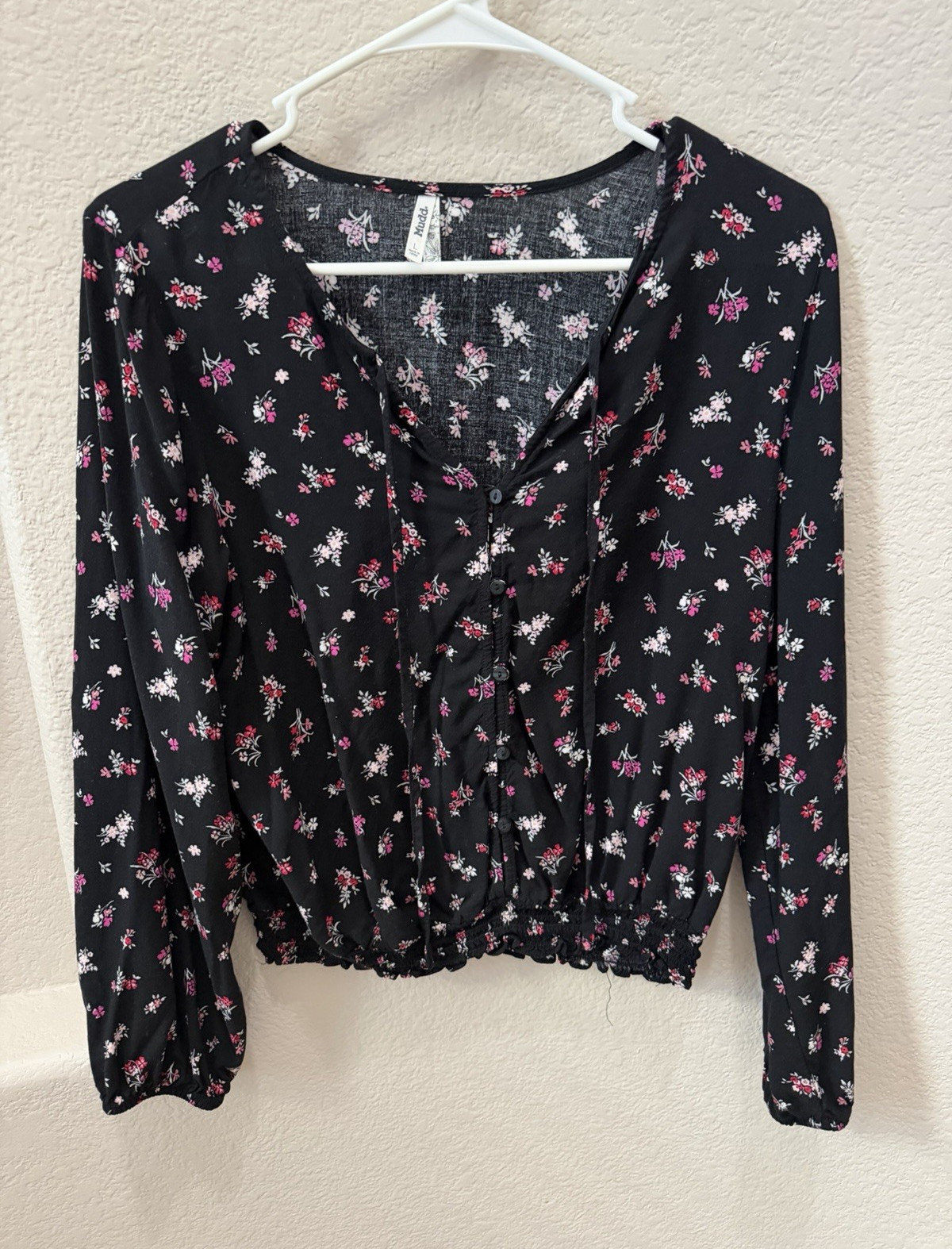 Mudd Black Floral V-Neck Button Front Cropped Woven Blouse Long Sleeve L