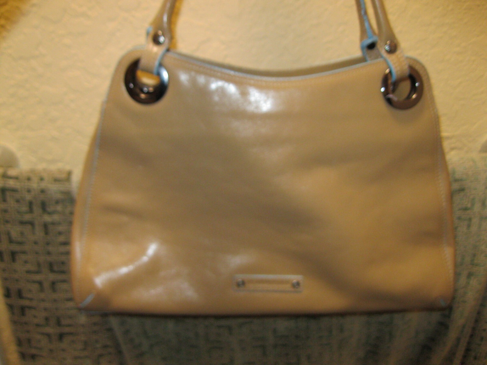 ANNE KLEIN TAN LEATHER HANDBAG, NEW, W/ 2 ZIPPERED POCKETS & LT. BLUE TRIM
