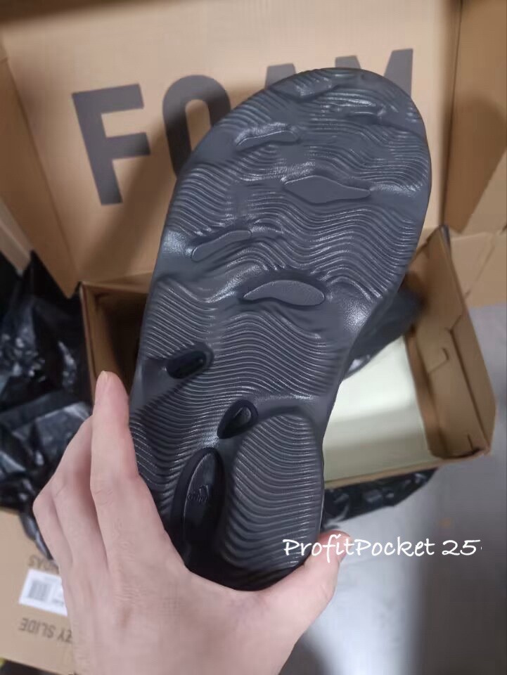 Yeezy Black Onyx Foam Runner Size 8