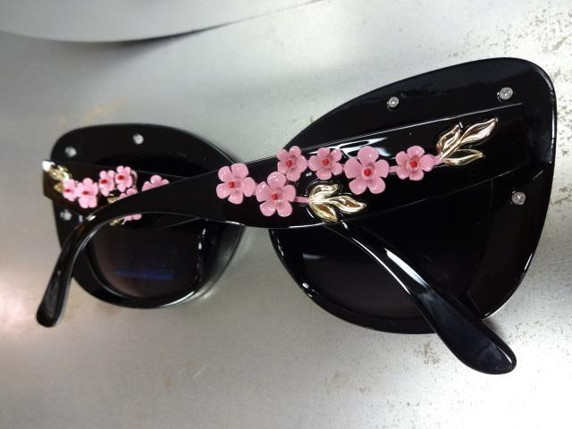 VINTAGE RETRO CAT EYE Style SUN GLASSES Black Frame Unique Floral Flower Design