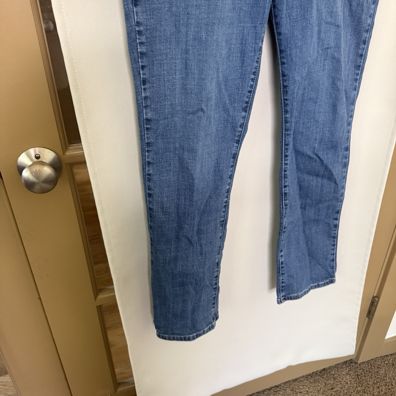 Levi’s Women’s 31 Blue Medium Wash Mid Rise Classic Straight Leg Denim Jeans