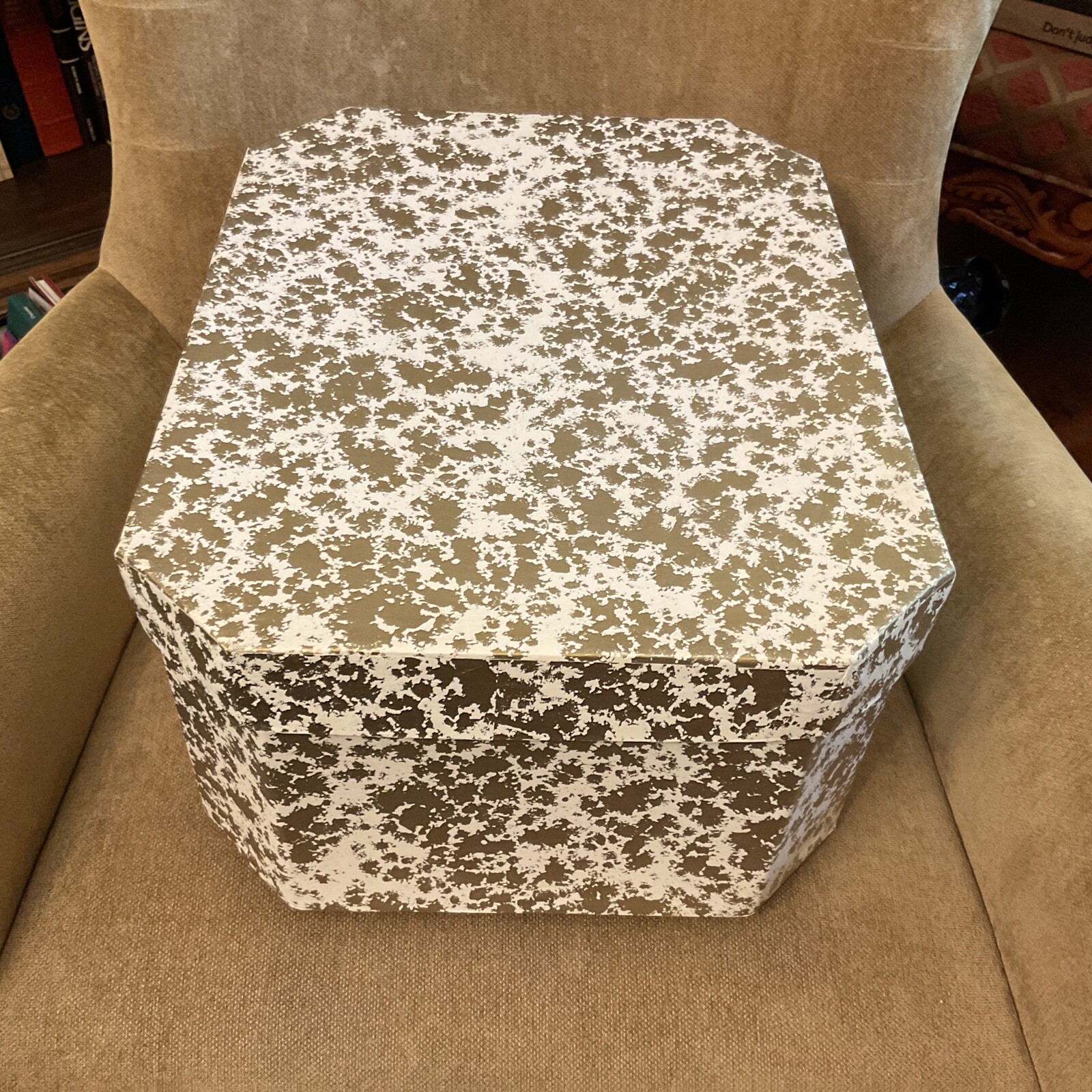 Vintage Large Beaver Hat Box 17″ × 13″x 8” With Insert Cowboy Style Gold White