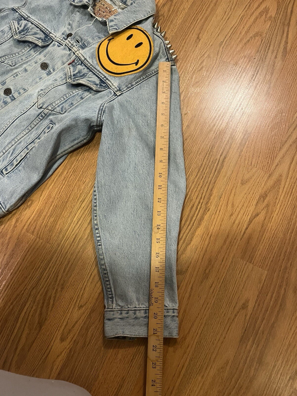 vintage LEVI’S Studded SPIKES Custom Jean Jacket SZ SMALL PATCHES PEACE SIGN 🙂