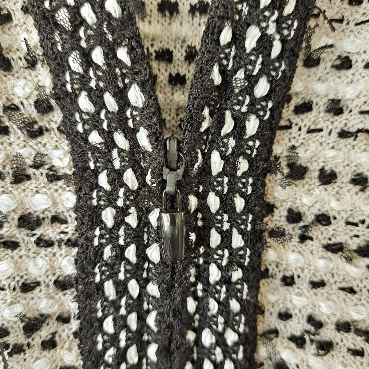 ST. JOHN Knit Ribbon Tweed Jacket Size 4 Zip Front Ivory Black Collarless Blazer