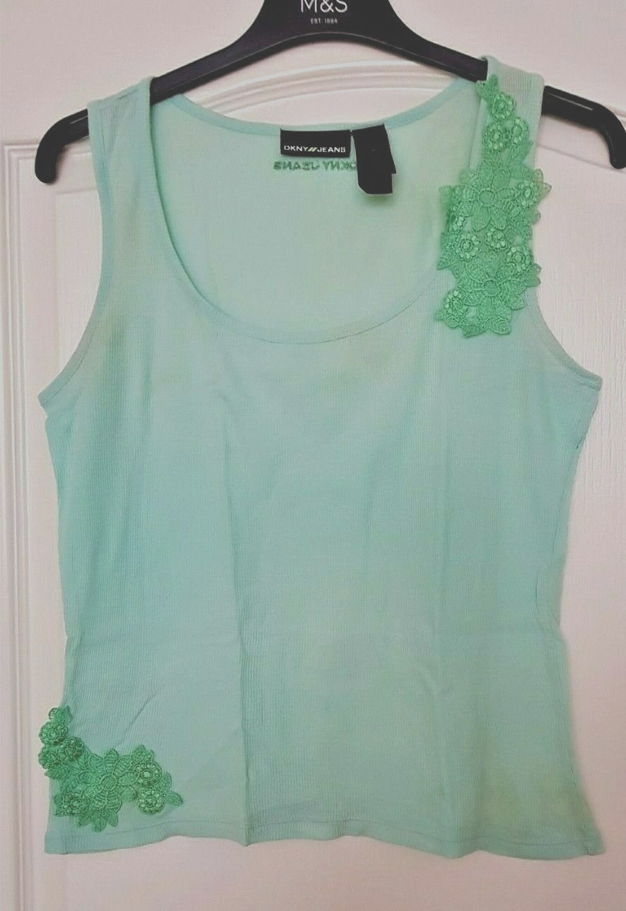 Pretty DKNY T-SHIRT / TOP with APPLIQUE : MEDIUM with STRETCH, 14 / 16