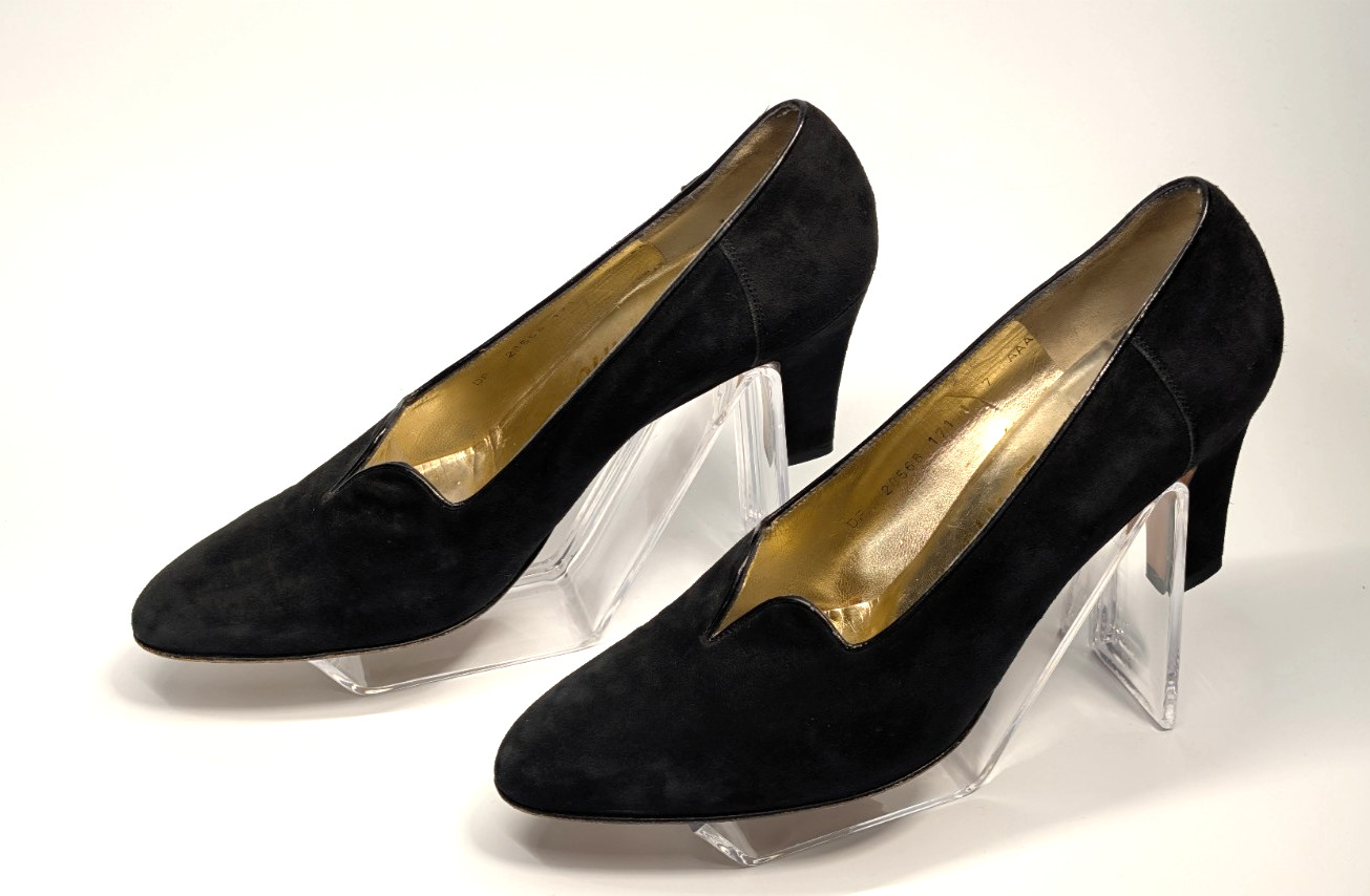 Salvatore Ferragamo 1990’s “Baronessa” Black Suede V-Neck Pumps Heels Size 7AAA