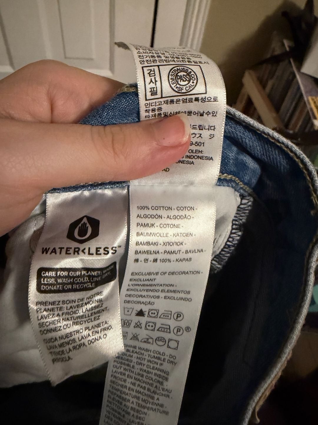 Levi’s Women’s Low Pro Straight Jeans in Medium Wash Size 26