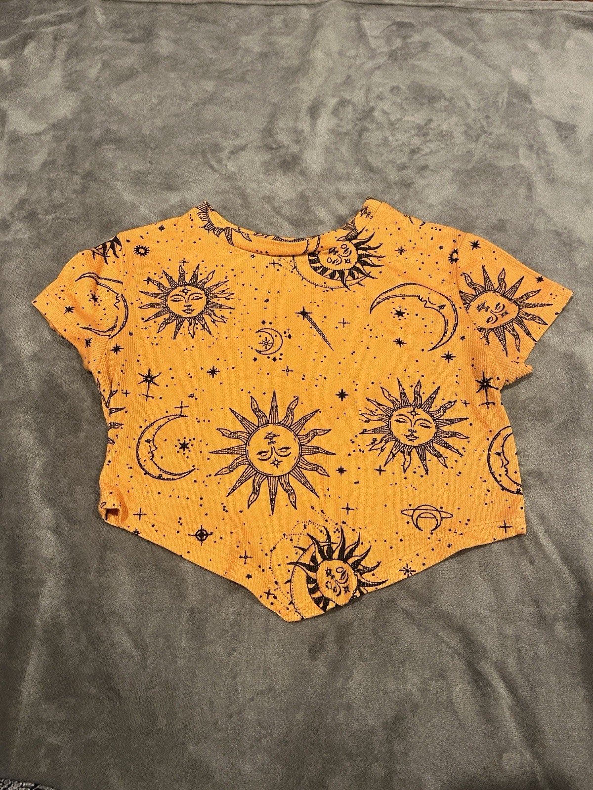 Streetwear Society Orange/Black Celestial Sun Moon Stars Cropped Crew Neck Tee M