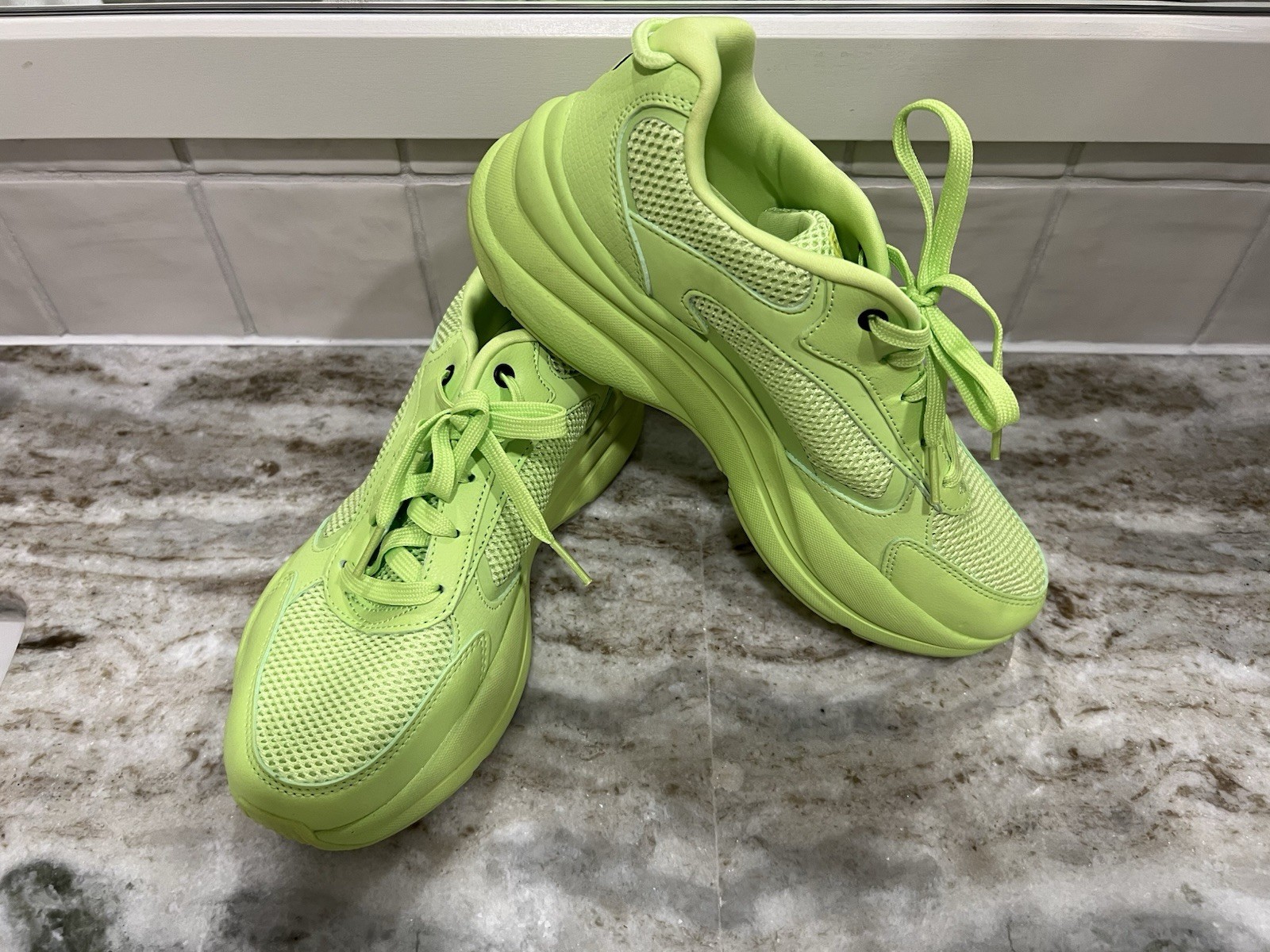 Size 9 NWT Women’s Skechers AIR Cooled Memory Foam Size 9 Lime Green Slip On