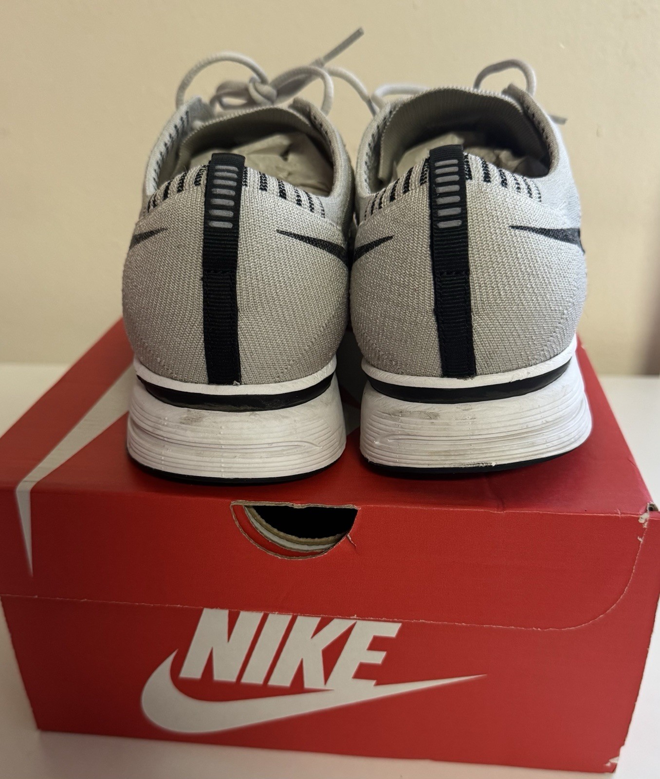 Nike Flyknit Trainer Mens Sz 11 Pale Grey Black White Running Shoes AH8396-001