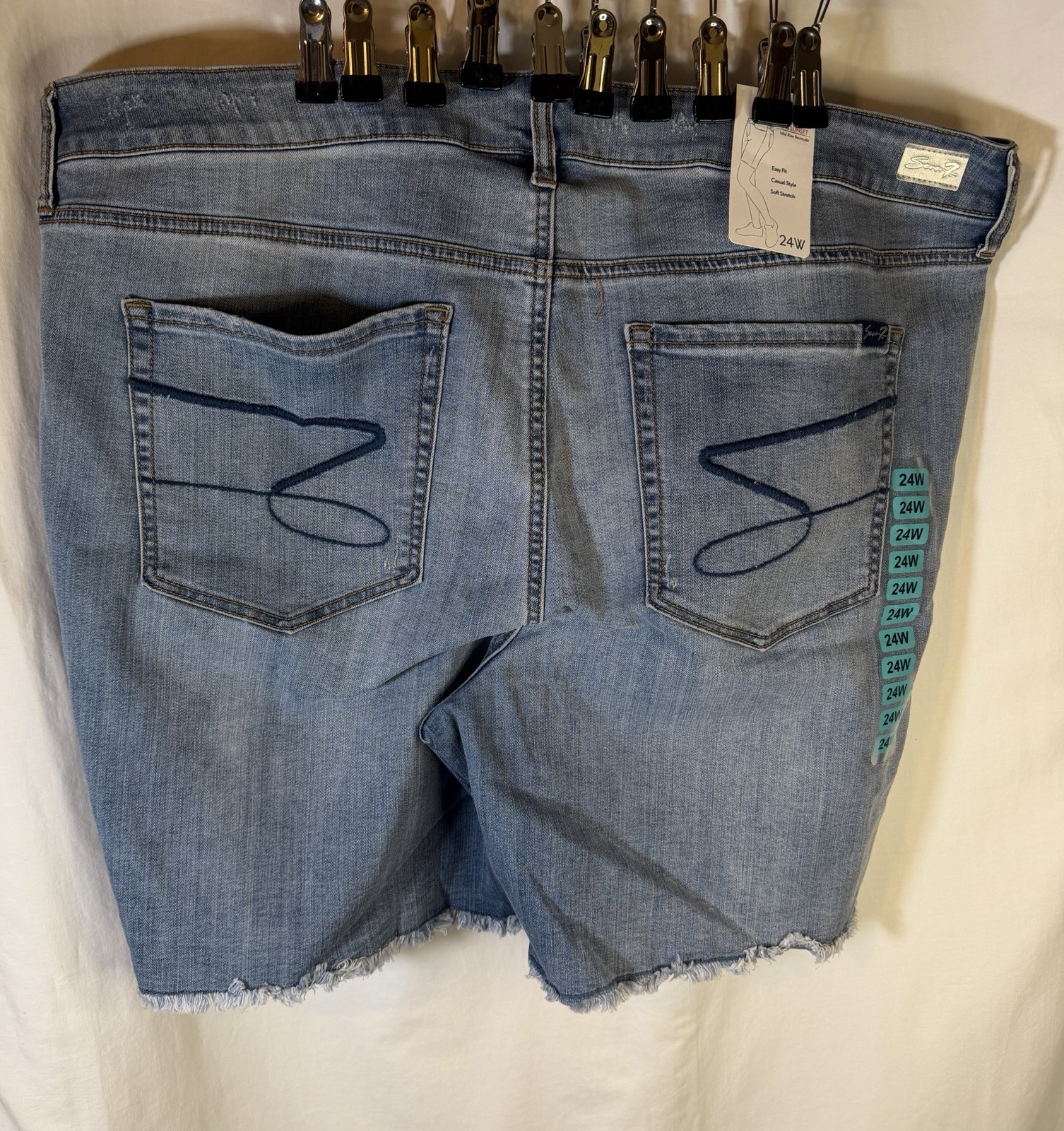 Seven7 Women’s 5″ Fray Hem Mid Rise Comfortable Denim Weekend Short Size 24