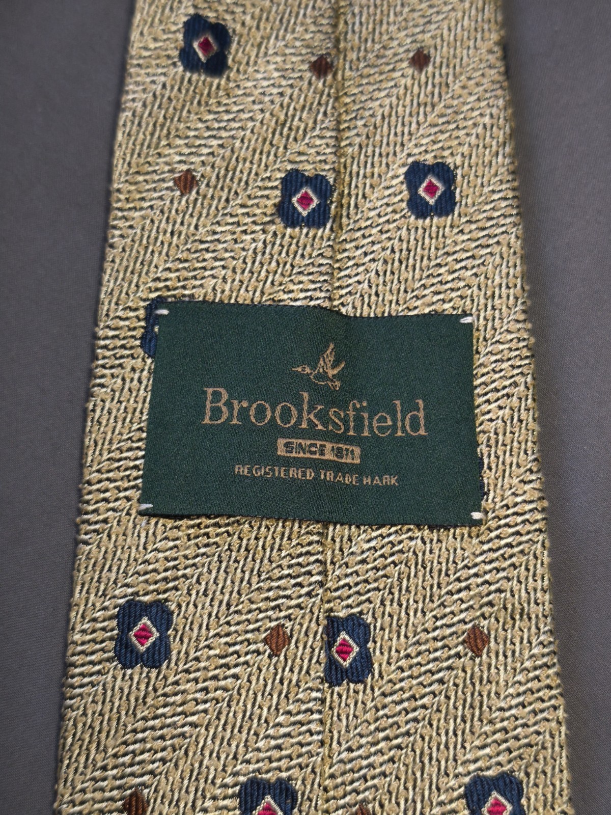 Brooksfield – Solid Color Silk Geometric Pattern Tie Made in Italy