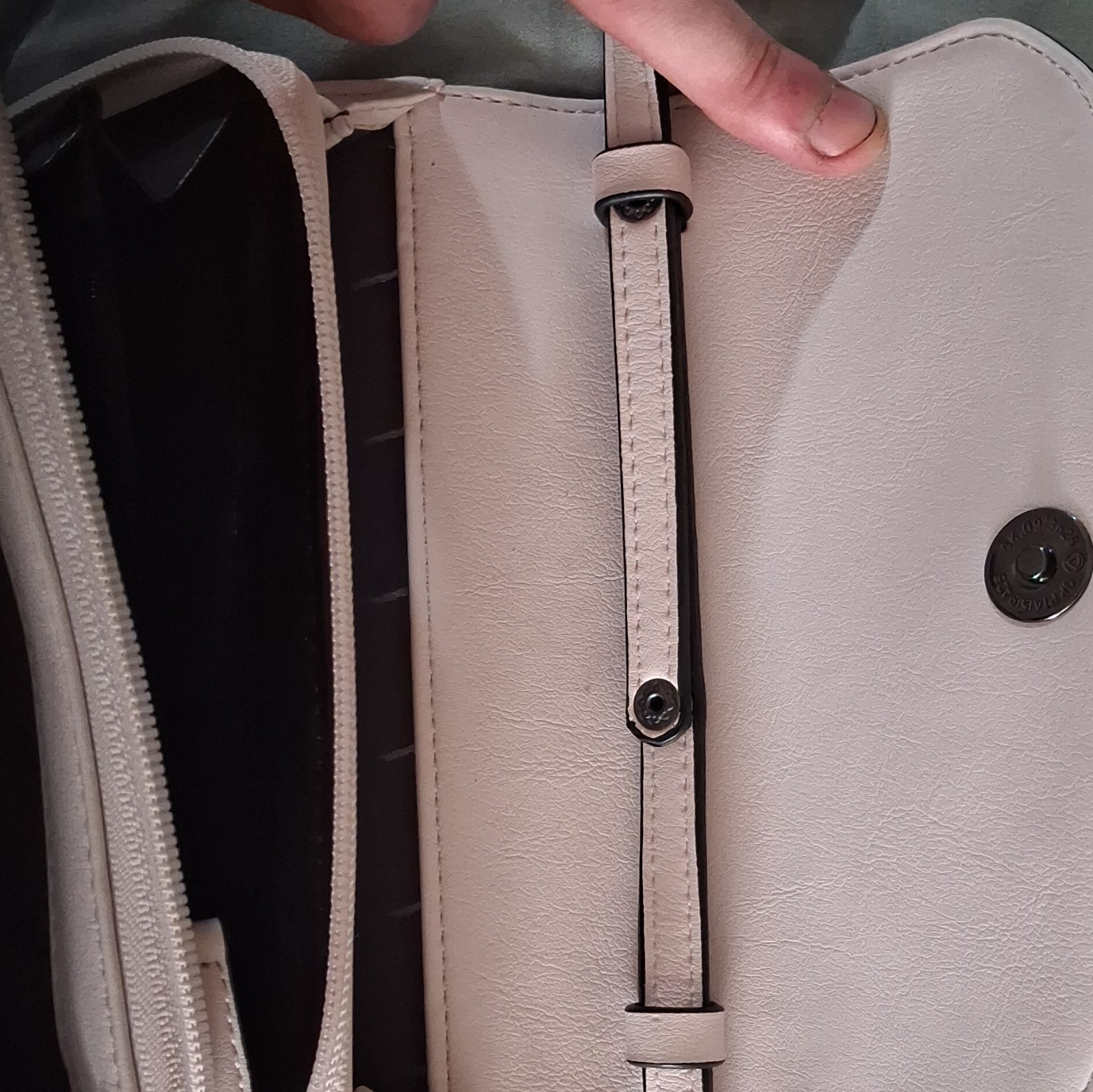This Simply Vera Vera Wang crossbody bag features a distinctive gray tie-dye.