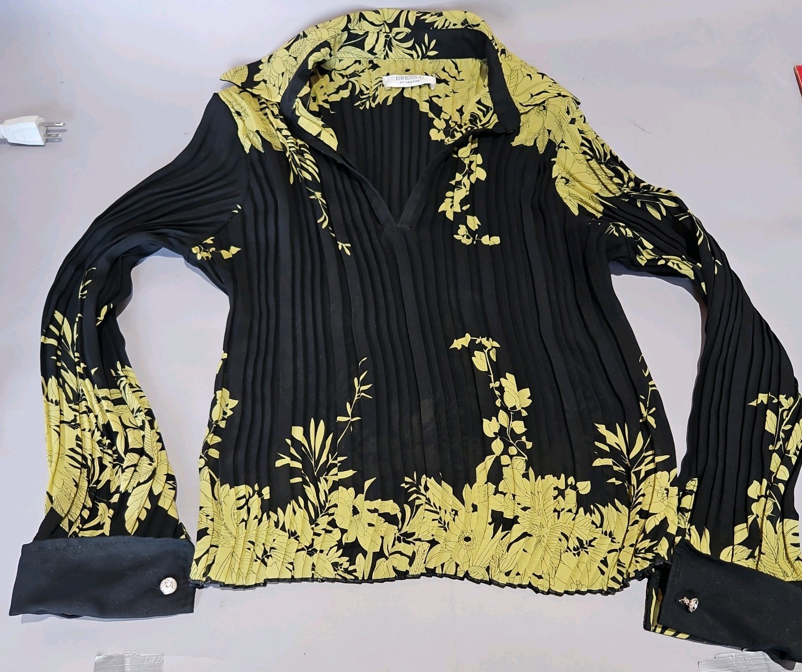 DRESS U BY SHARON GREEN AND BLACK PLEATED LONG SLEEVE V-NECK SHIRT TOP SIZE M