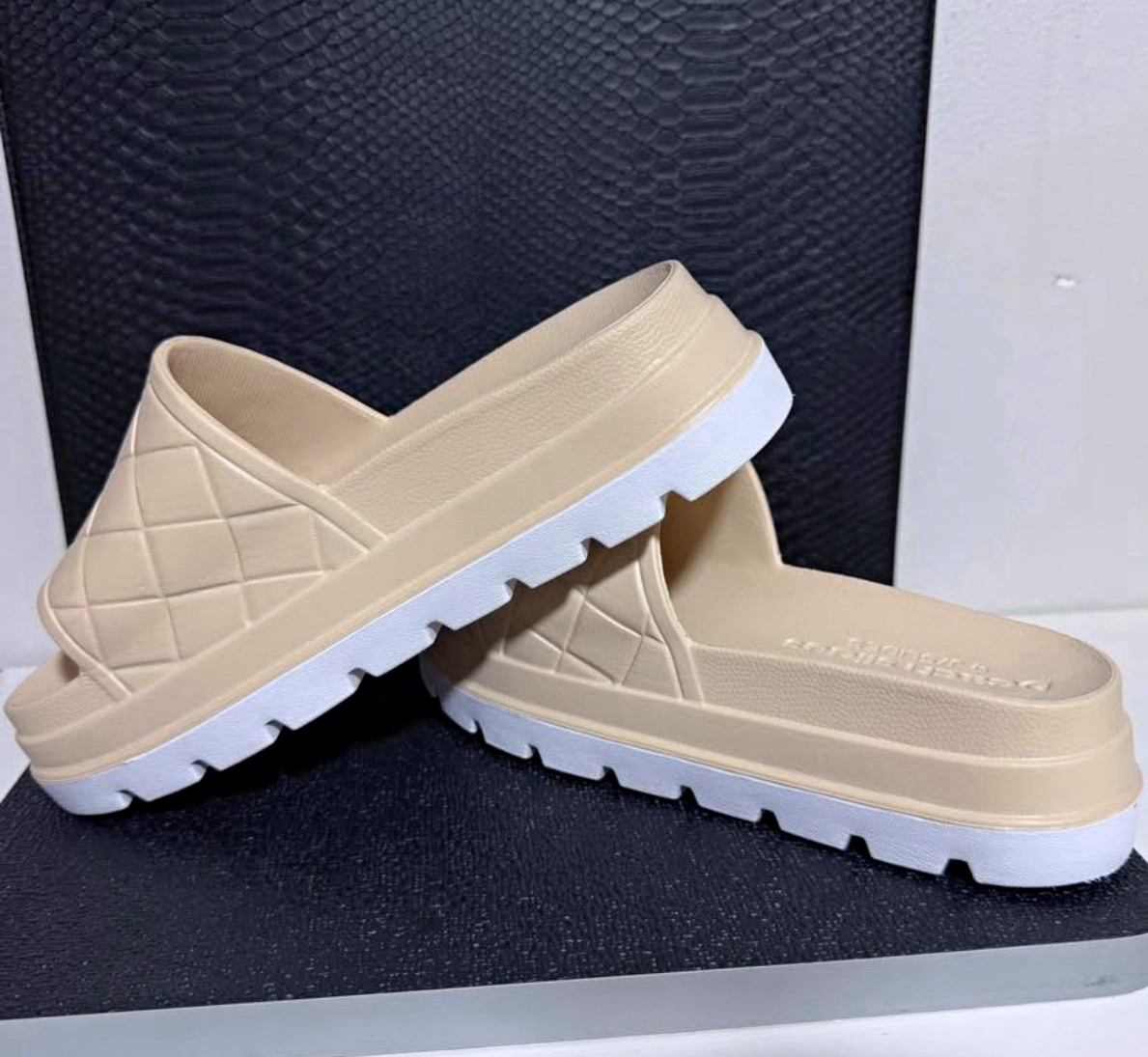 Beach by Matisse J/Slide Platform Slide Sandals Beige/White Women’s 8 Never Worn