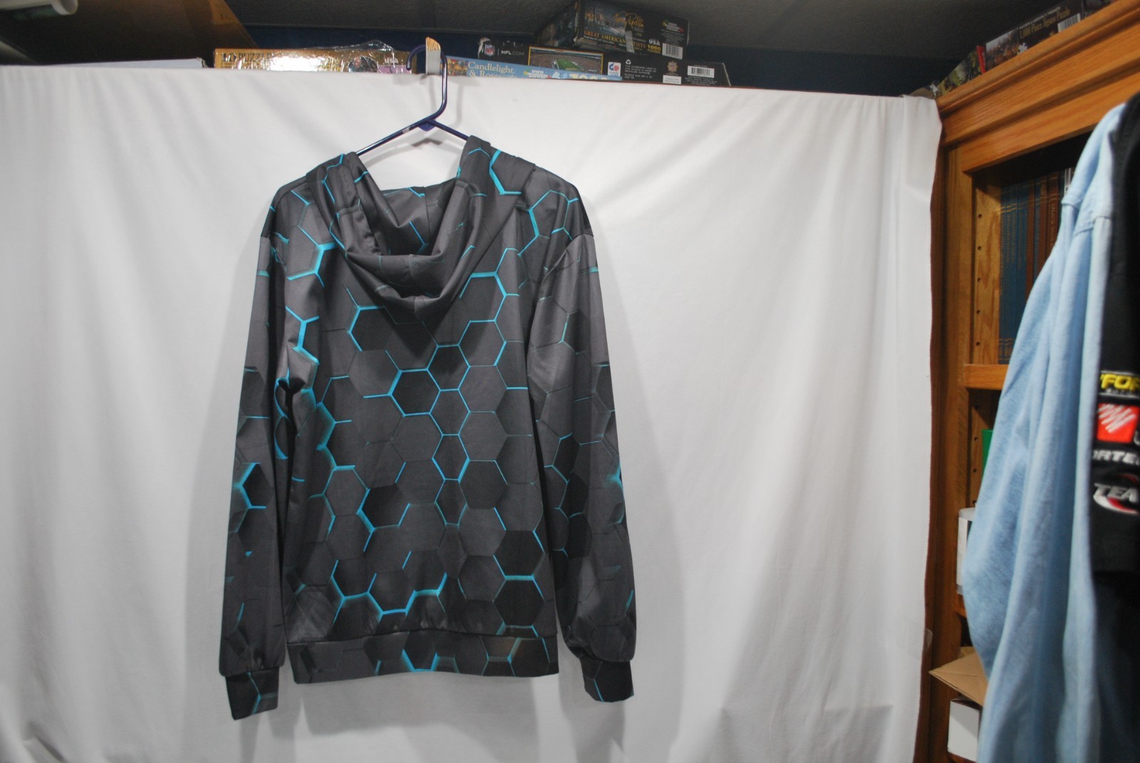 Lite Weight Polyester Hoodie Sweatshirt Men’s Size Large Black & Neon Blue.